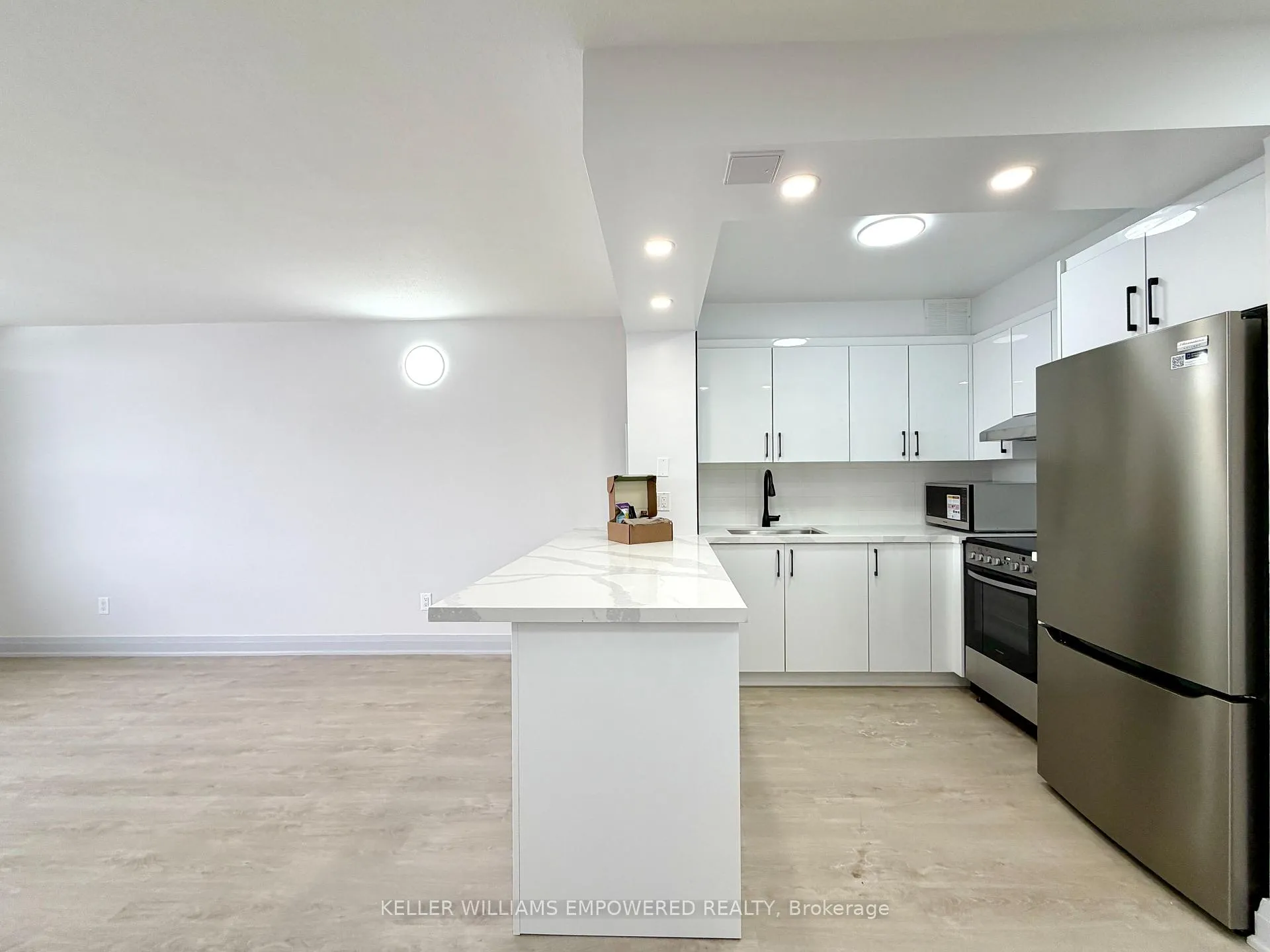 Photo 5 of Unit 710, 225 Davisville Avenue, Toronto, Mount Pleasant West — HOMEH