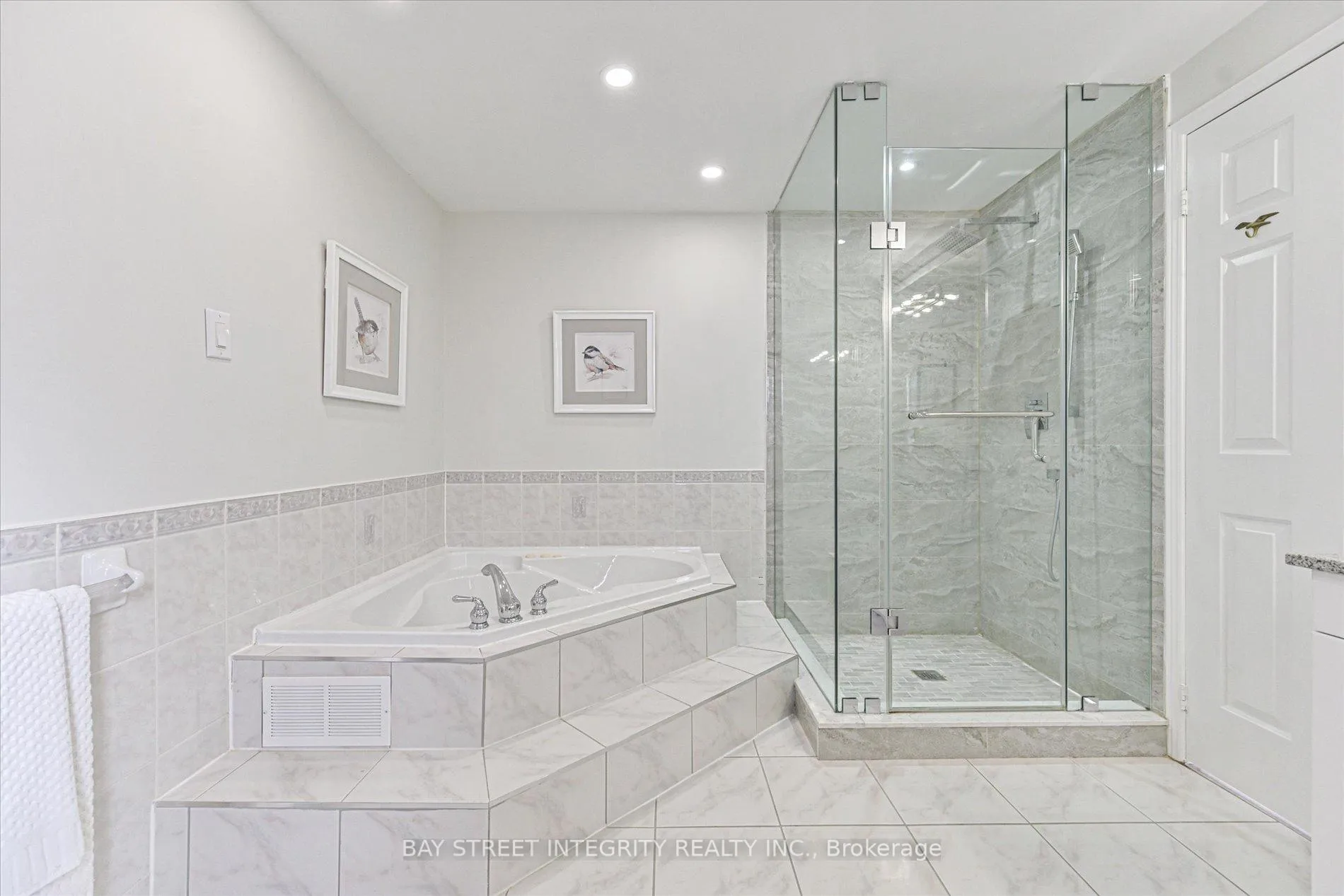 Photo 29 of 28 Carnforth Drive, Markham, Unionville — HOMEH