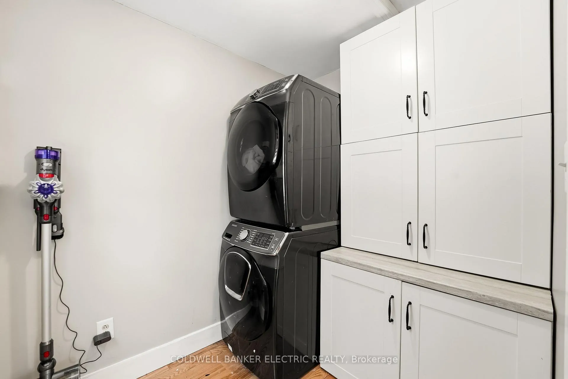 Photo 16 of 118 Cedar Street, Whitby, Downtown Whitby — HOMEH