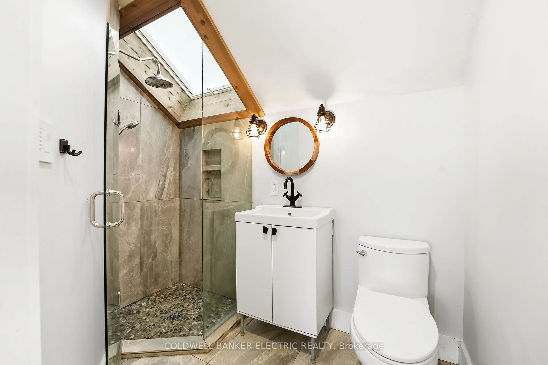 Photo 23 of 118 Cedar Street, Whitby, Downtown Whitby — HOMEH