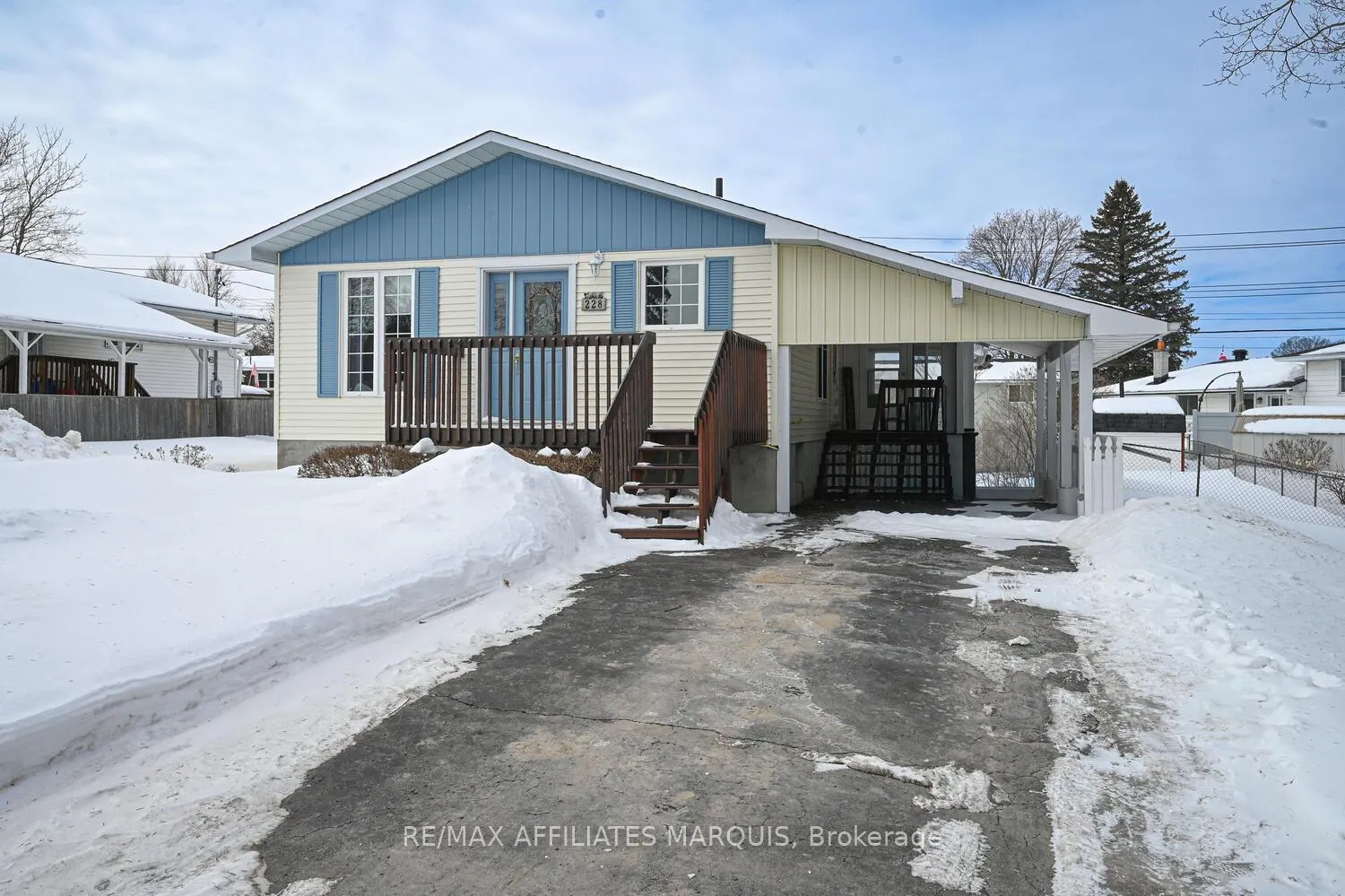 Photo 2 of 228 Brockville Street, Smiths Falls — HOMEH