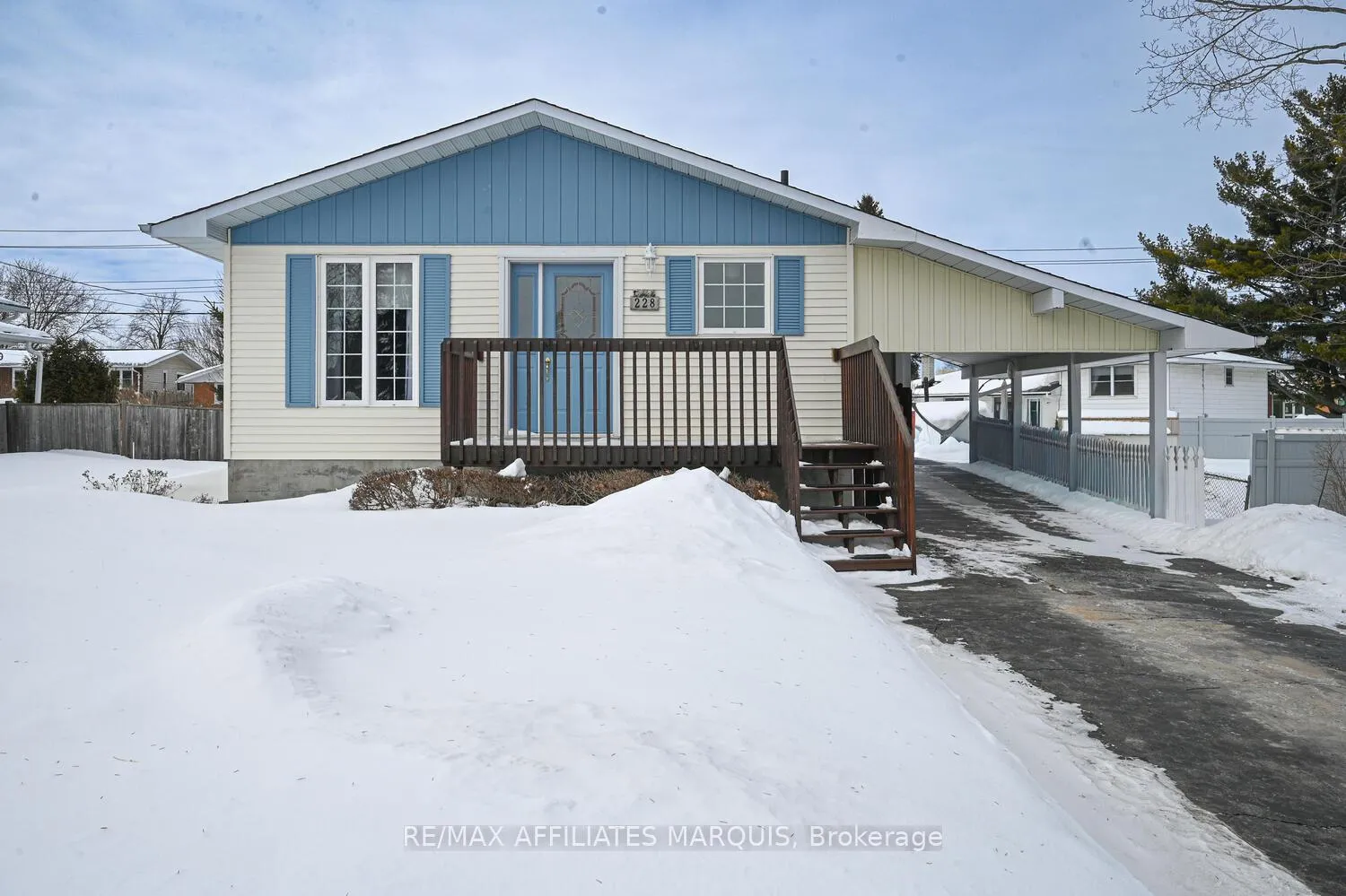 Photo 4 of 228 Brockville Street, Smiths Falls — HOMEH