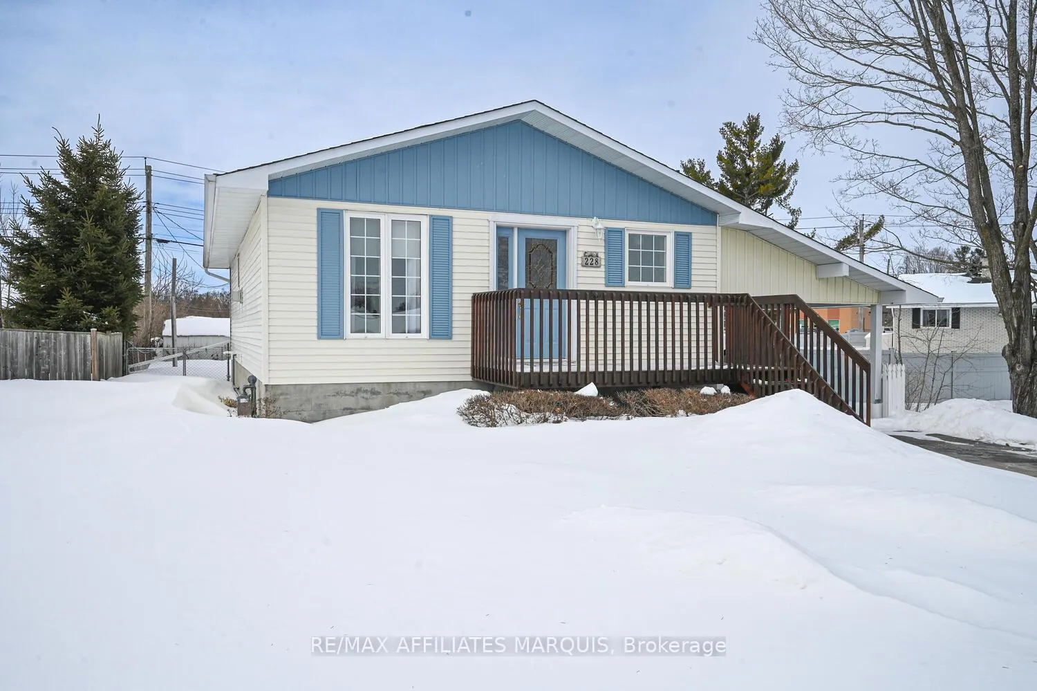 Photo 5 of 228 Brockville Street, Smiths Falls — HOMEH
