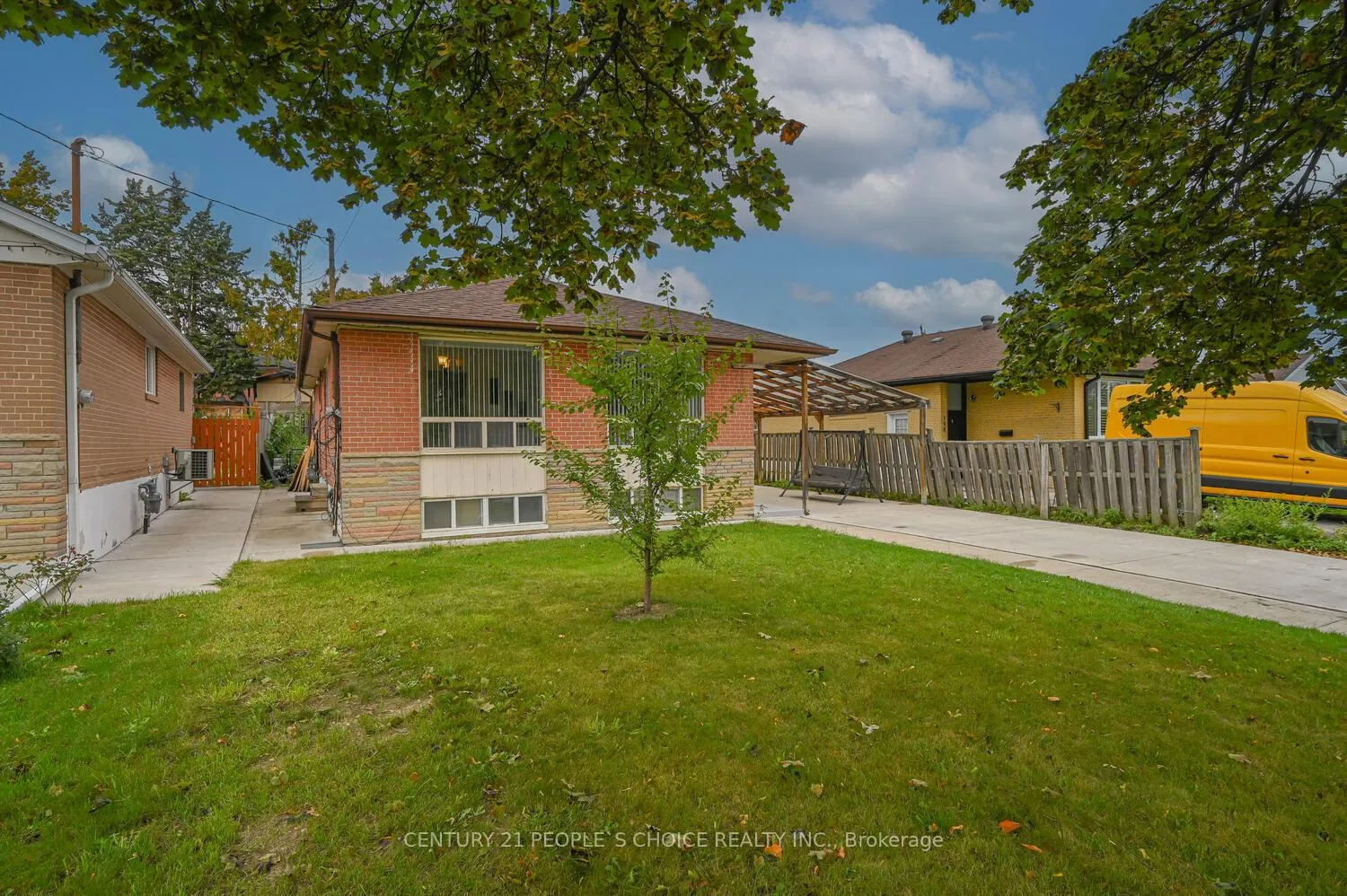 Photo 3 of 196 Taysham Crescent, Etobicoke, Thistletown-Beaumonde Heights — HOMEH