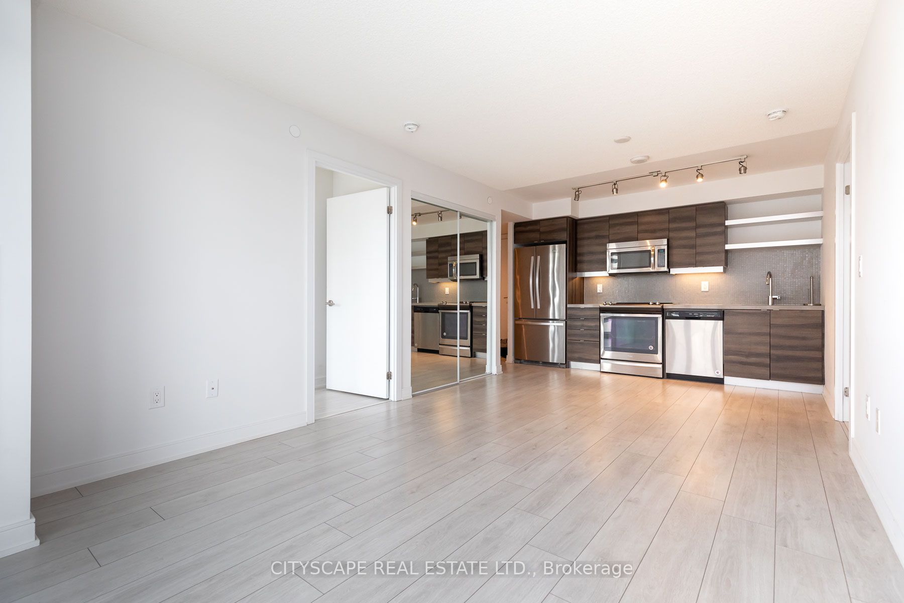 Front of Unit 1109, 525 Adelaide Street W