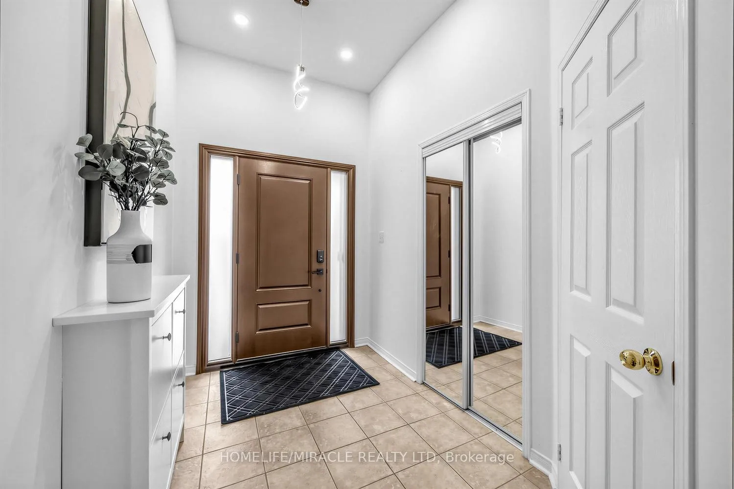 Photo 4 of 133 Stokely Crescent, Whitby, Downtown Whitby — HOMEH