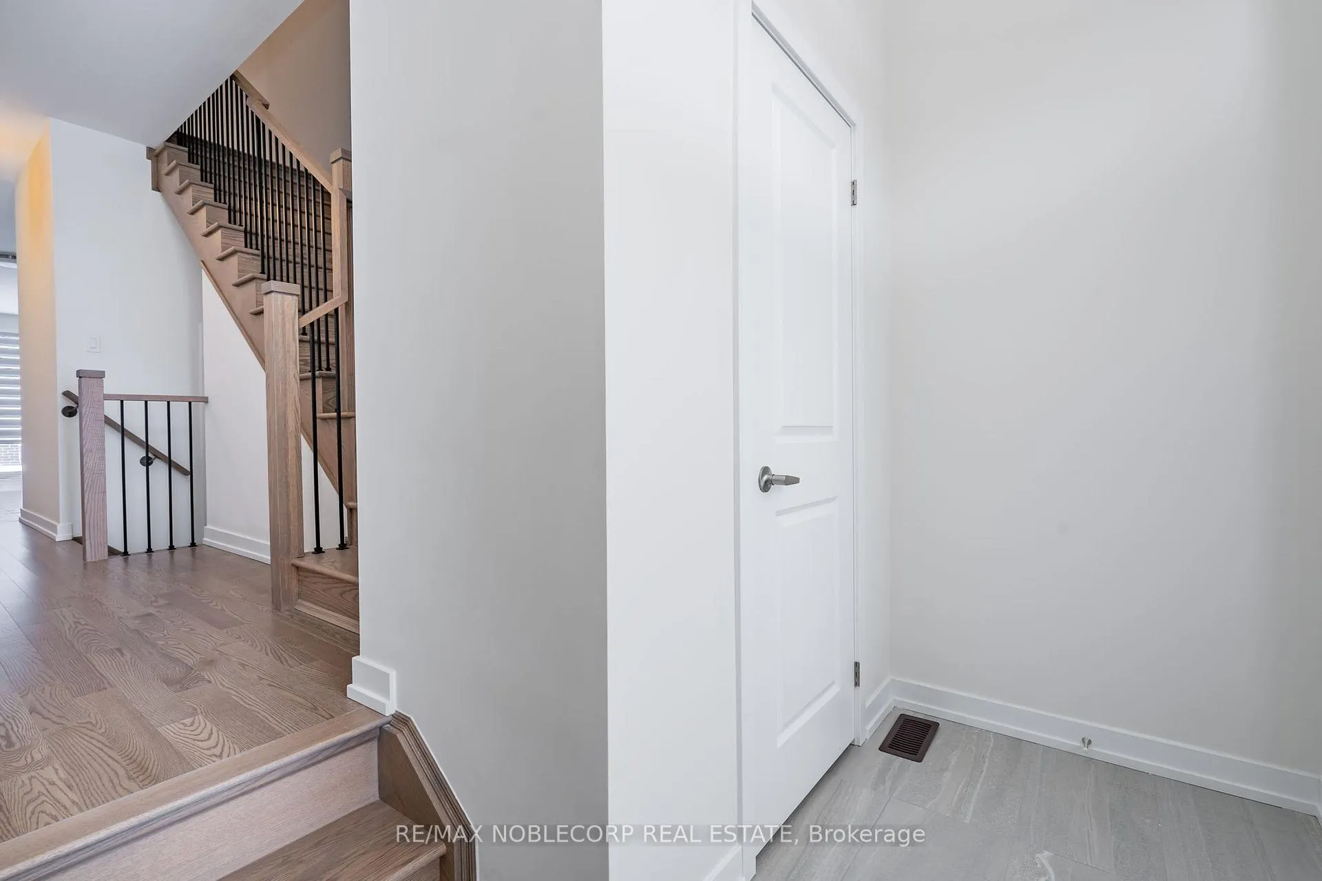 Photo 2 of 34 Singhampton Road, Vaughan, Kleinburg — HOMEH