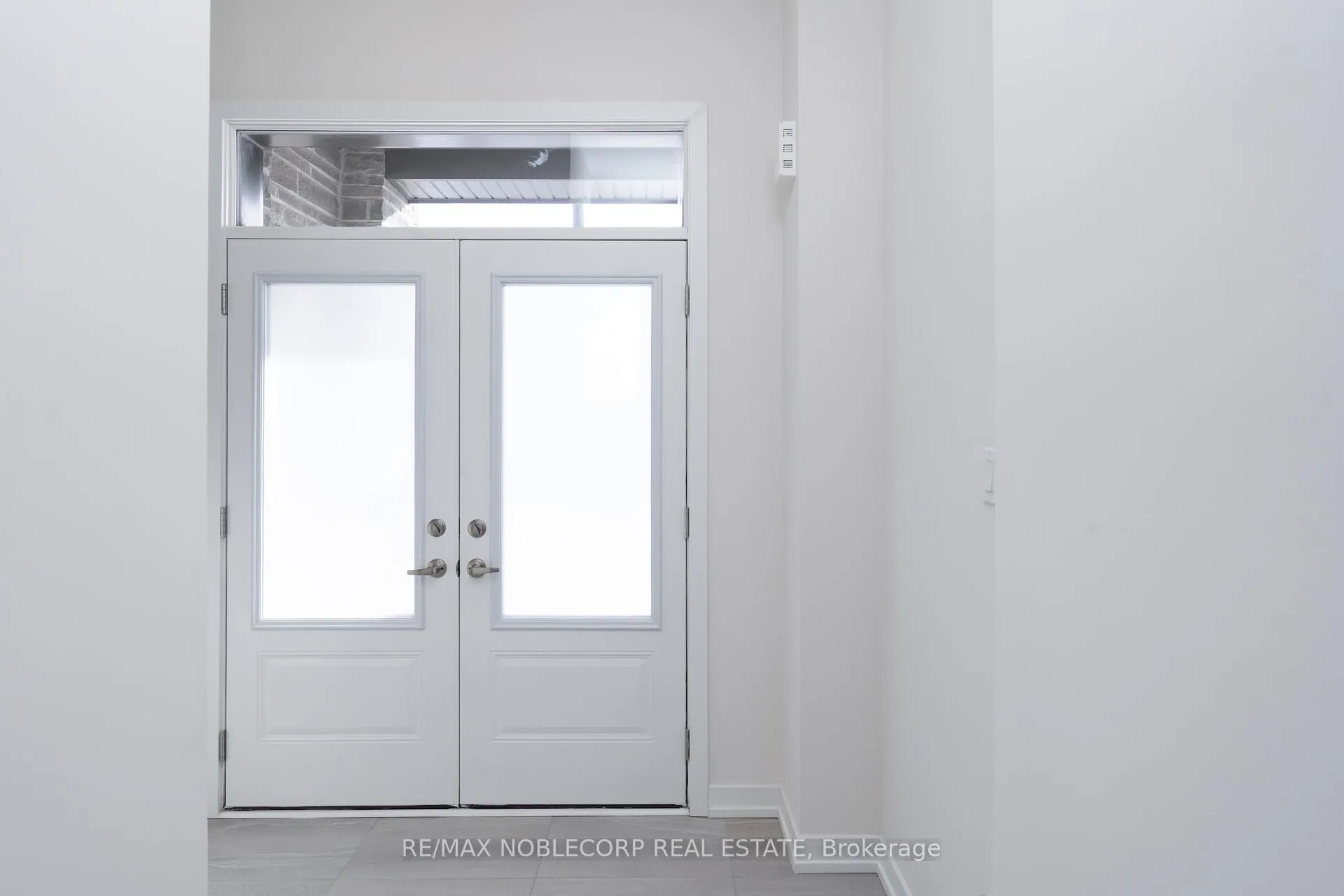 Photo 3 of 34 Singhampton Road, Vaughan, Kleinburg — HOMEH