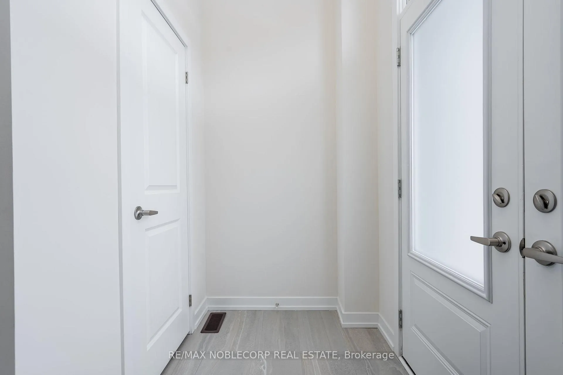Photo 4 of 34 Singhampton Road, Vaughan, Kleinburg — HOMEH