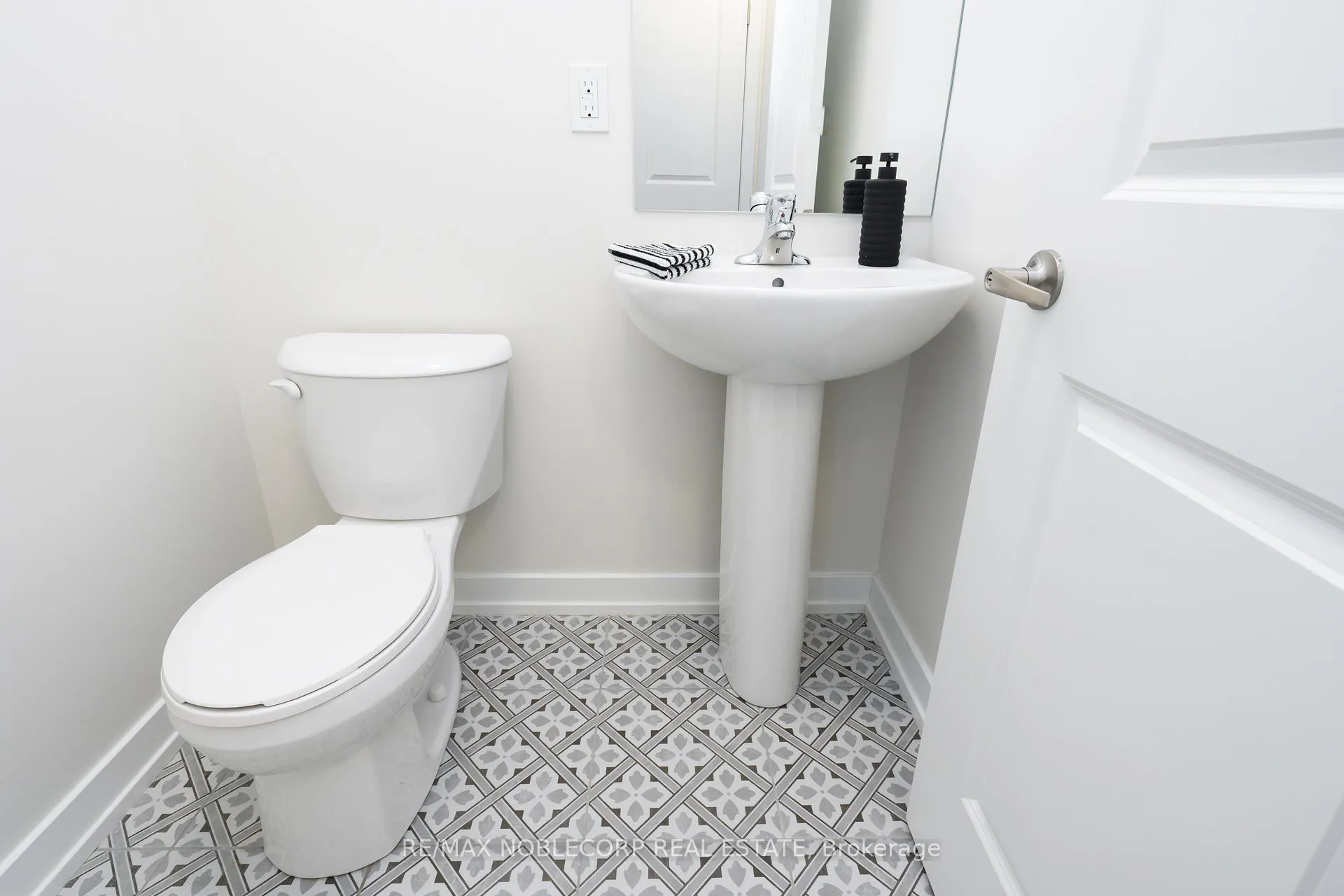 Photo 16 of 34 Singhampton Road, Vaughan, Kleinburg — HOMEH