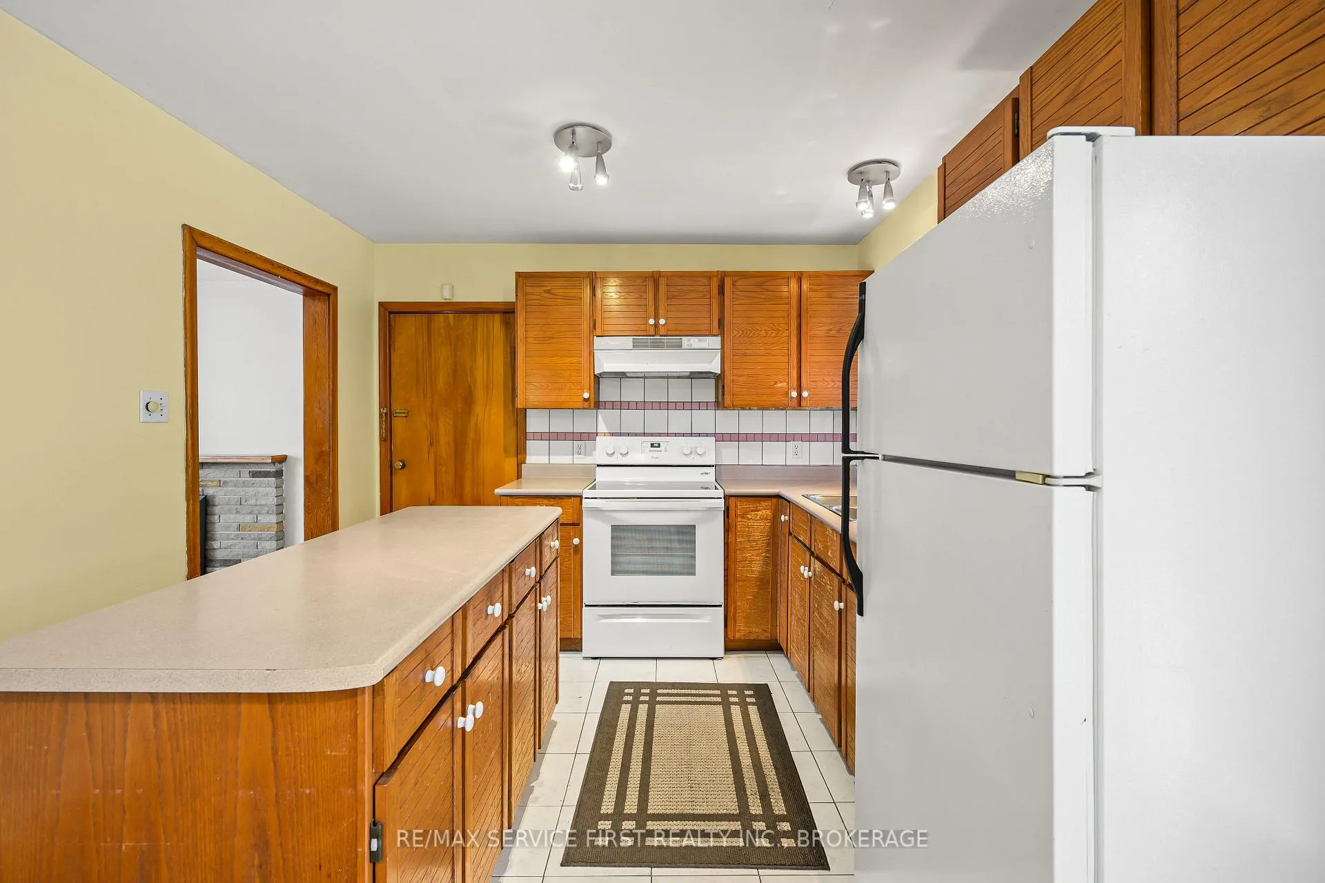 Photo 8 of 28 Brant Avenue, Kingston, East of Sir John A. Blvd — HOMEH