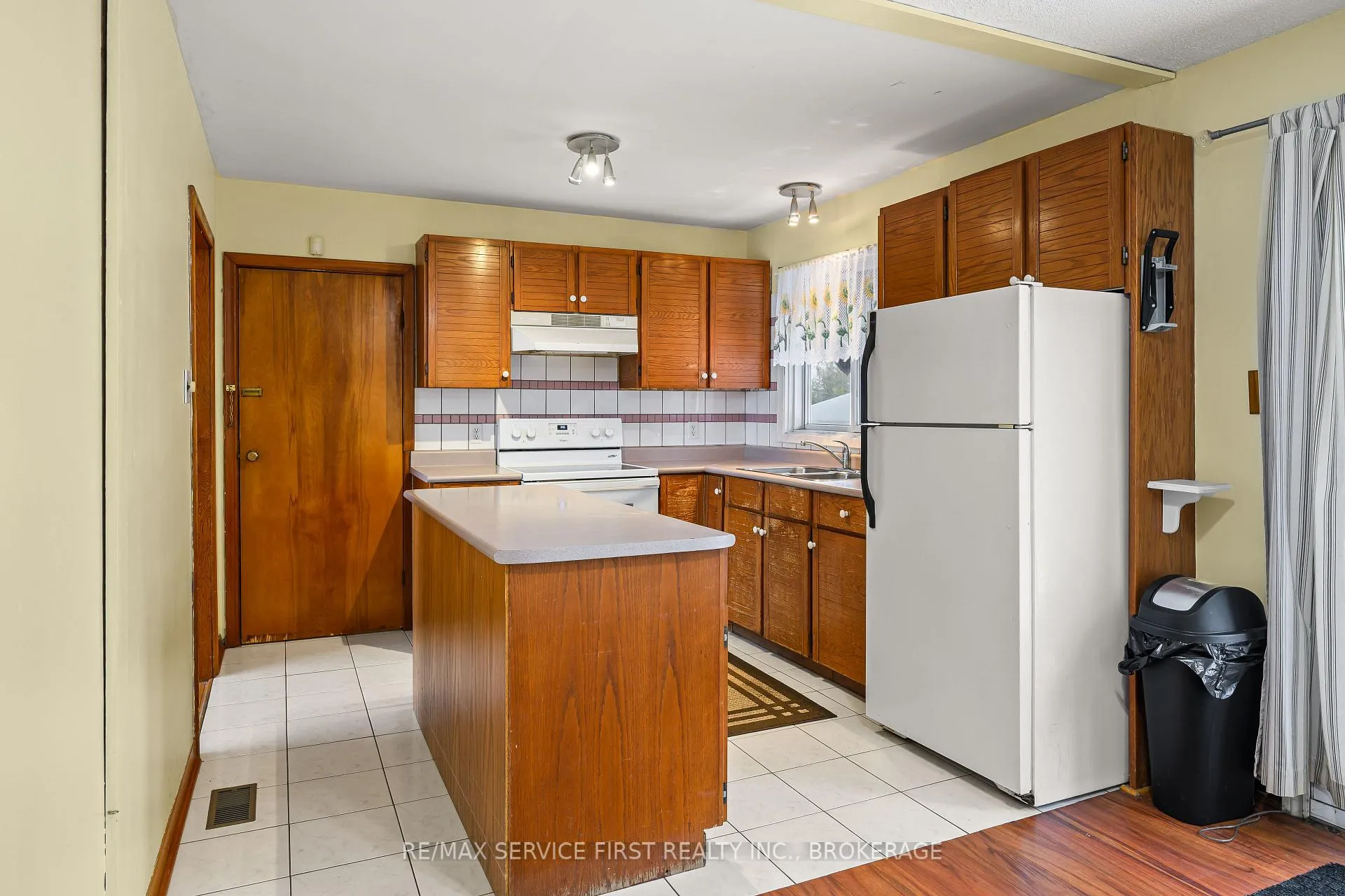Photo 10 of 28 Brant Avenue, Kingston, East of Sir John A. Blvd — HOMEH