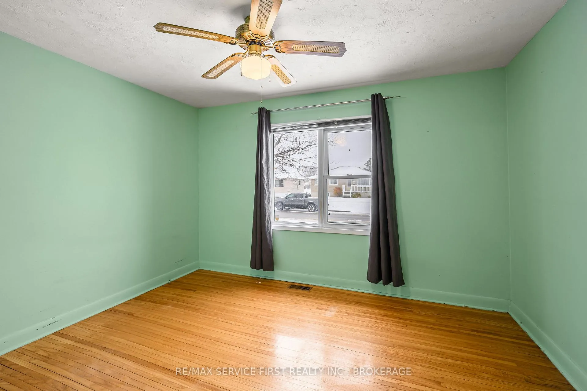 Photo 12 of 28 Brant Avenue, Kingston, East of Sir John A. Blvd — HOMEH