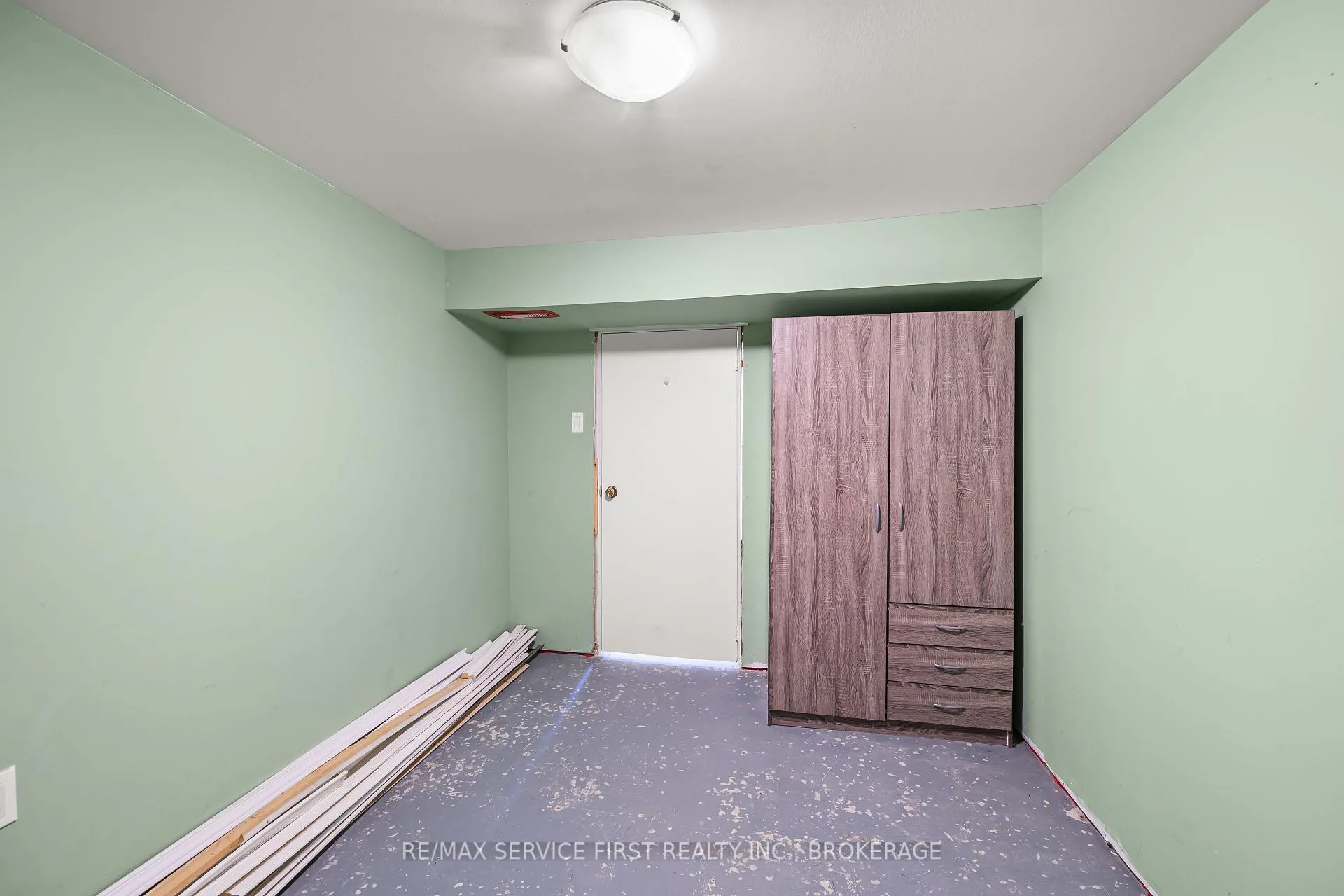 Photo 23 of 28 Brant Avenue, Kingston, East of Sir John A. Blvd — HOMEH
