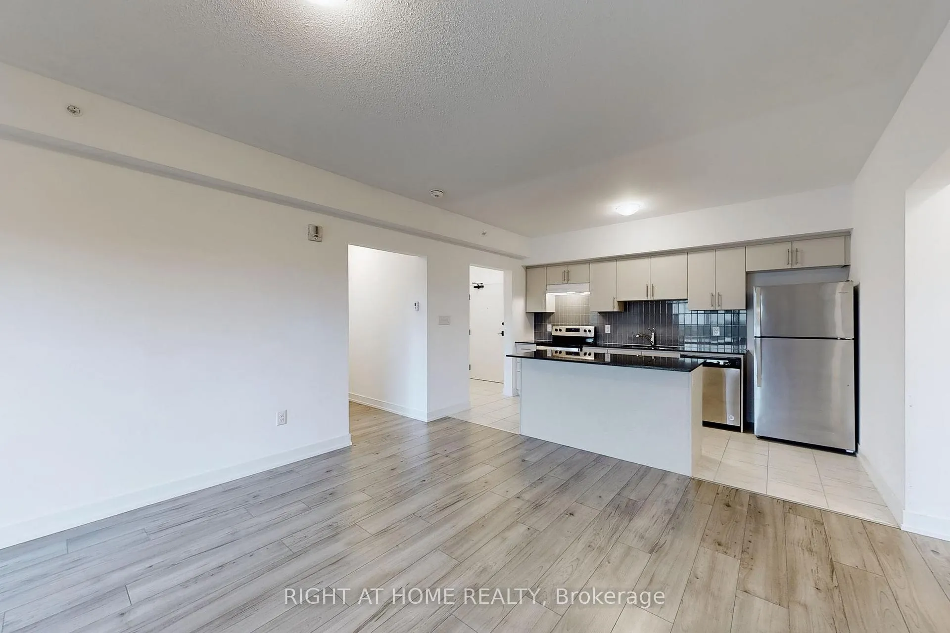Photo 6 of Unit #208, 4 Spice Way, Barrie, Rural Barrie Southeast — HOMEH