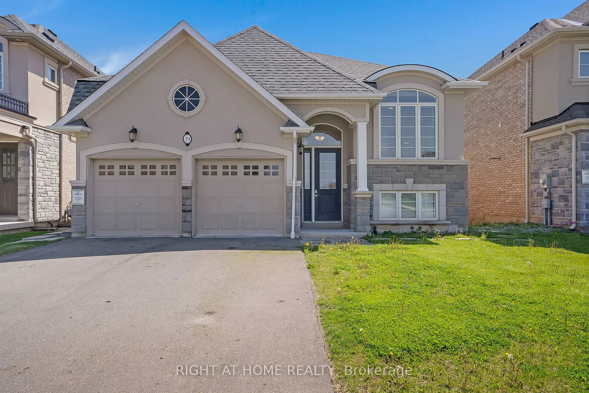 Photo 2 of 19 Robarts Drive, Hamilton, Ancaster — HOMEH
