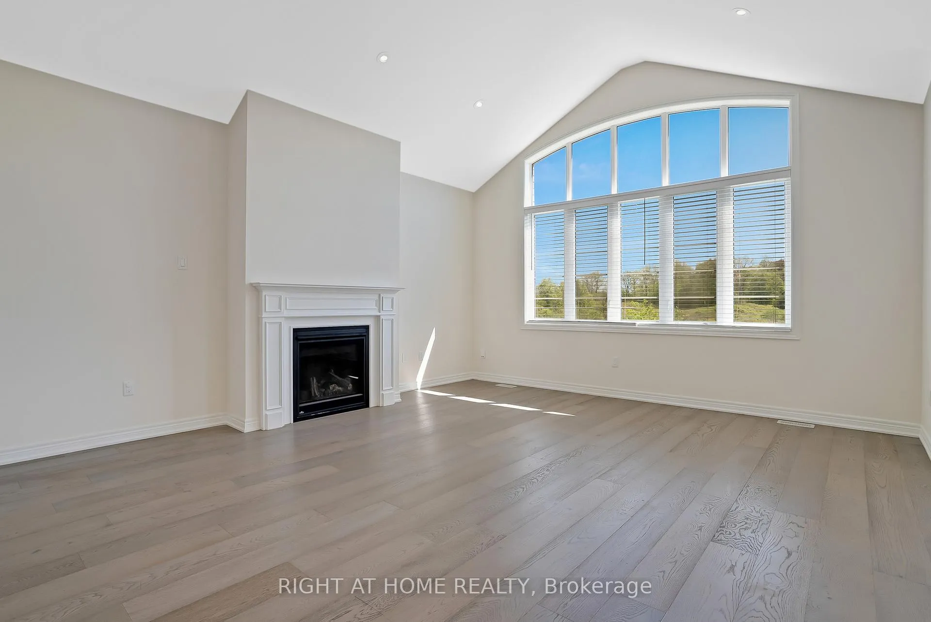 Photo 6 of 19 Robarts Drive, Hamilton, Ancaster — HOMEH