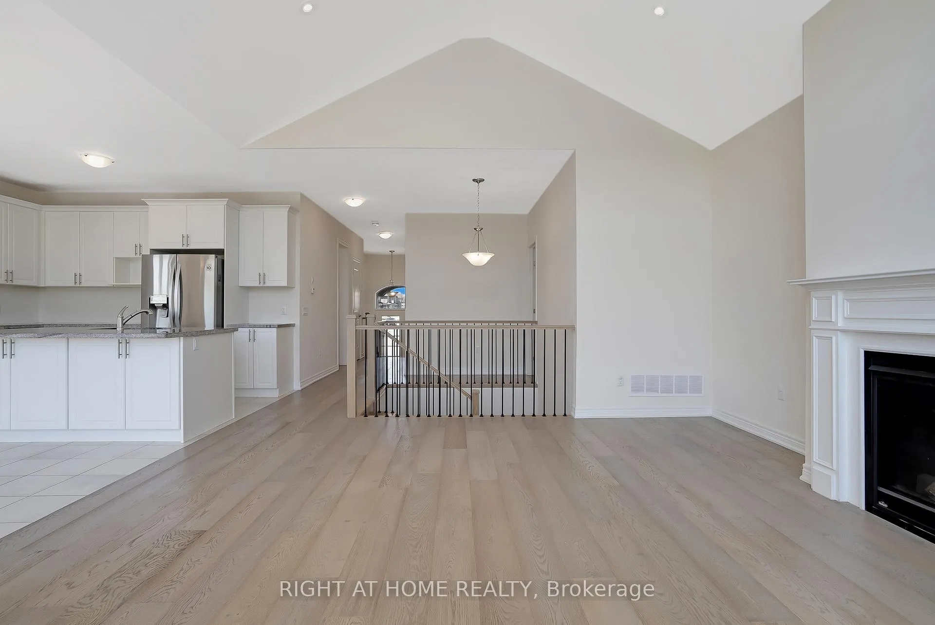 Photo 11 of 19 Robarts Drive, Hamilton, Ancaster — HOMEH