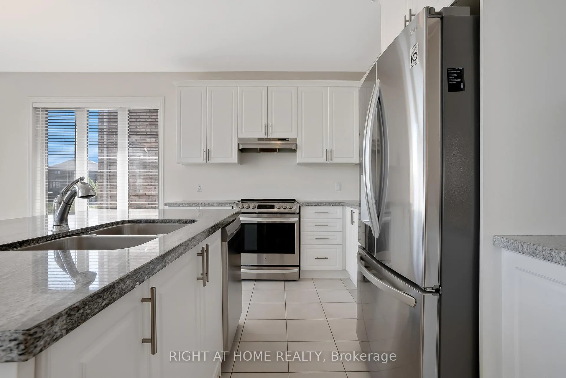 Photo 17 of 19 Robarts Drive, Hamilton, Ancaster — HOMEH