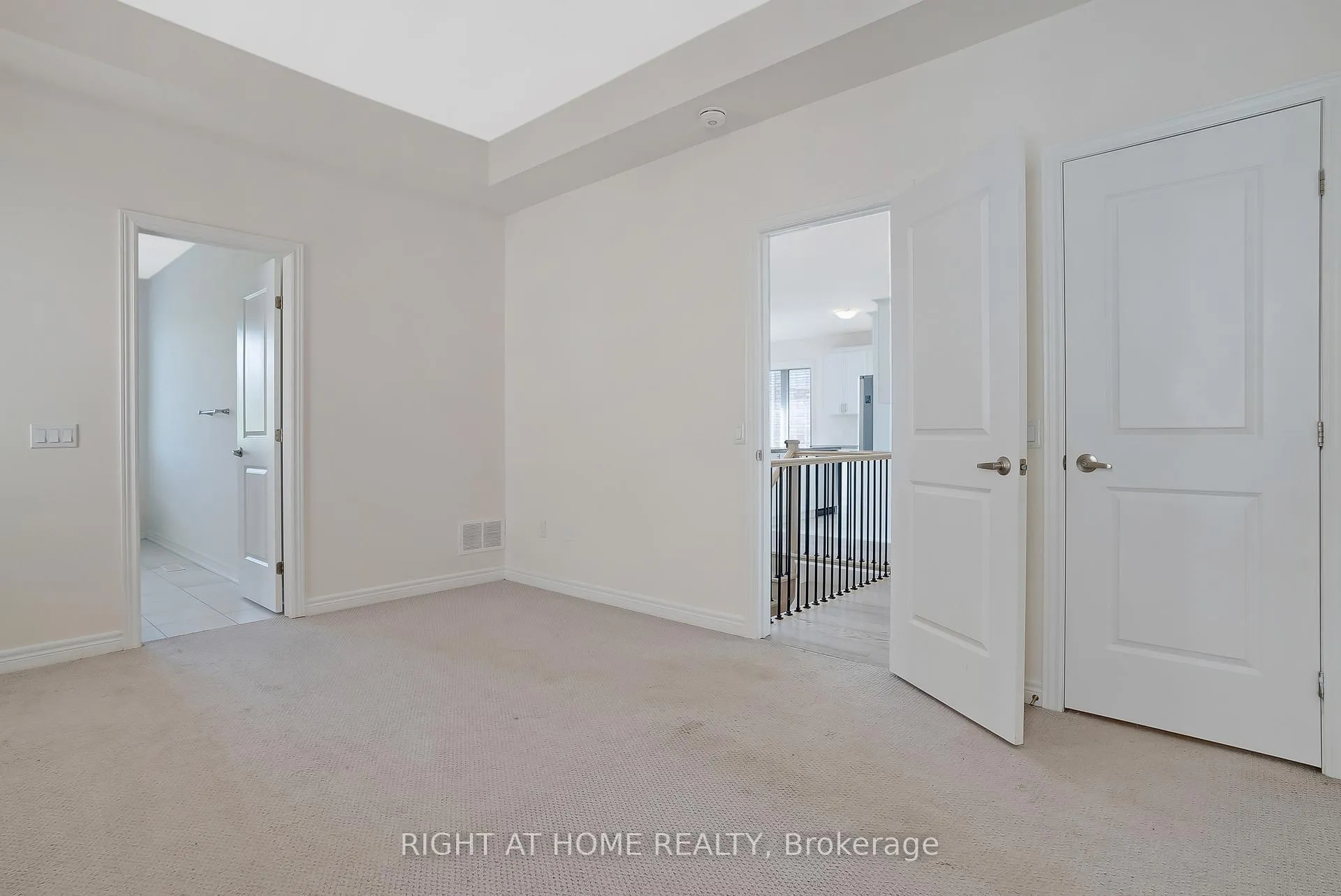 Photo 23 of 19 Robarts Drive, Hamilton, Ancaster — HOMEH