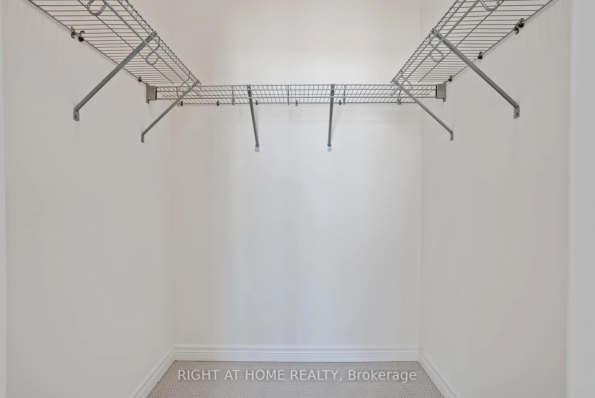 Photo 33 of 19 Robarts Drive, Hamilton, Ancaster — HOMEH