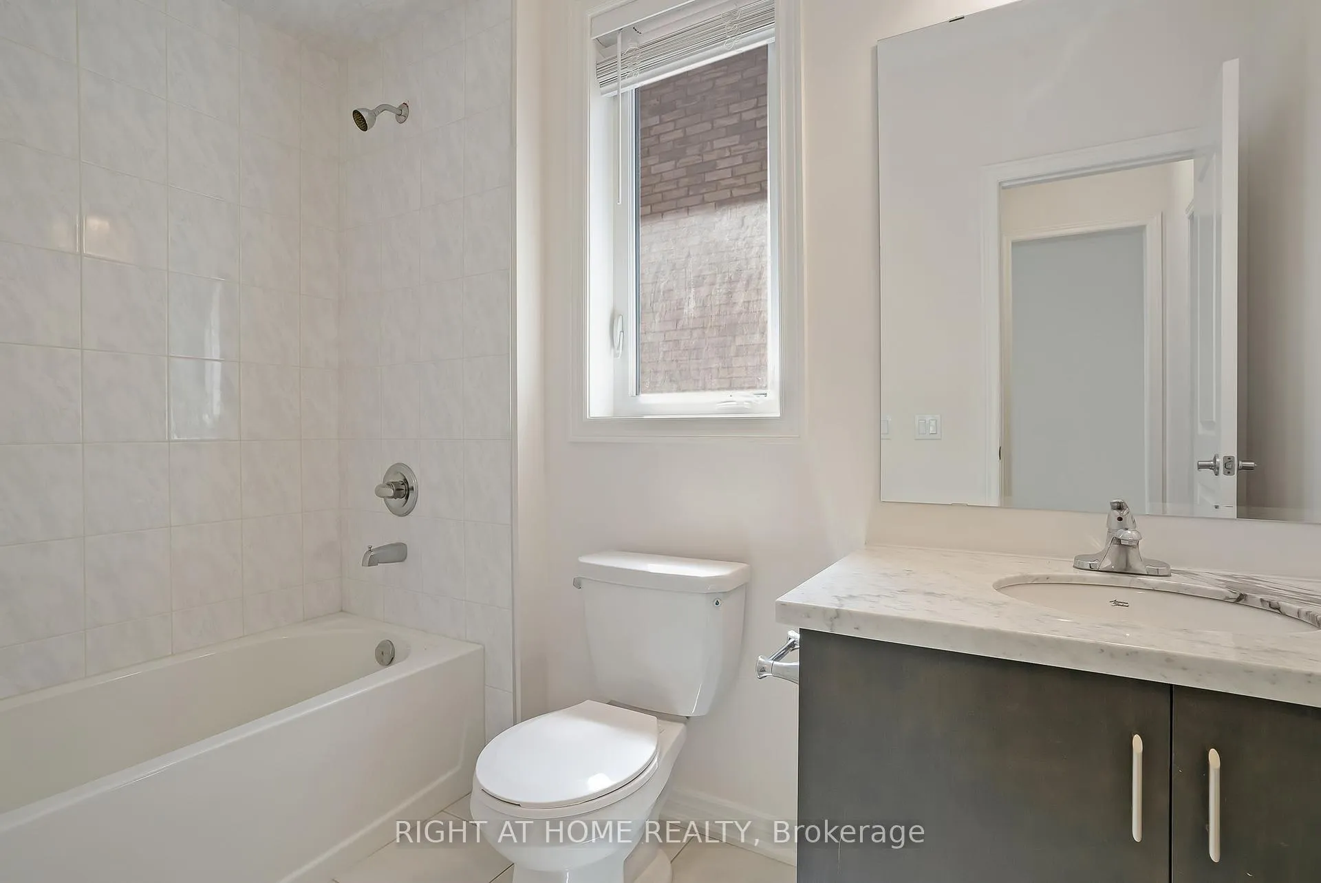 Photo 34 of 19 Robarts Drive, Hamilton, Ancaster — HOMEH