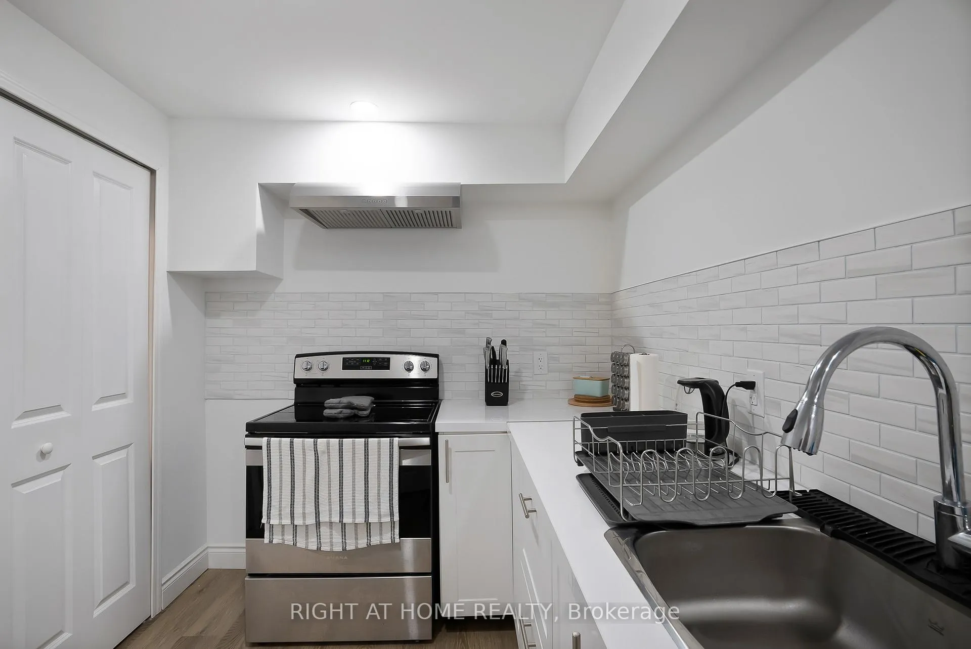 Photo 41 of 19 Robarts Drive, Hamilton, Ancaster — HOMEH