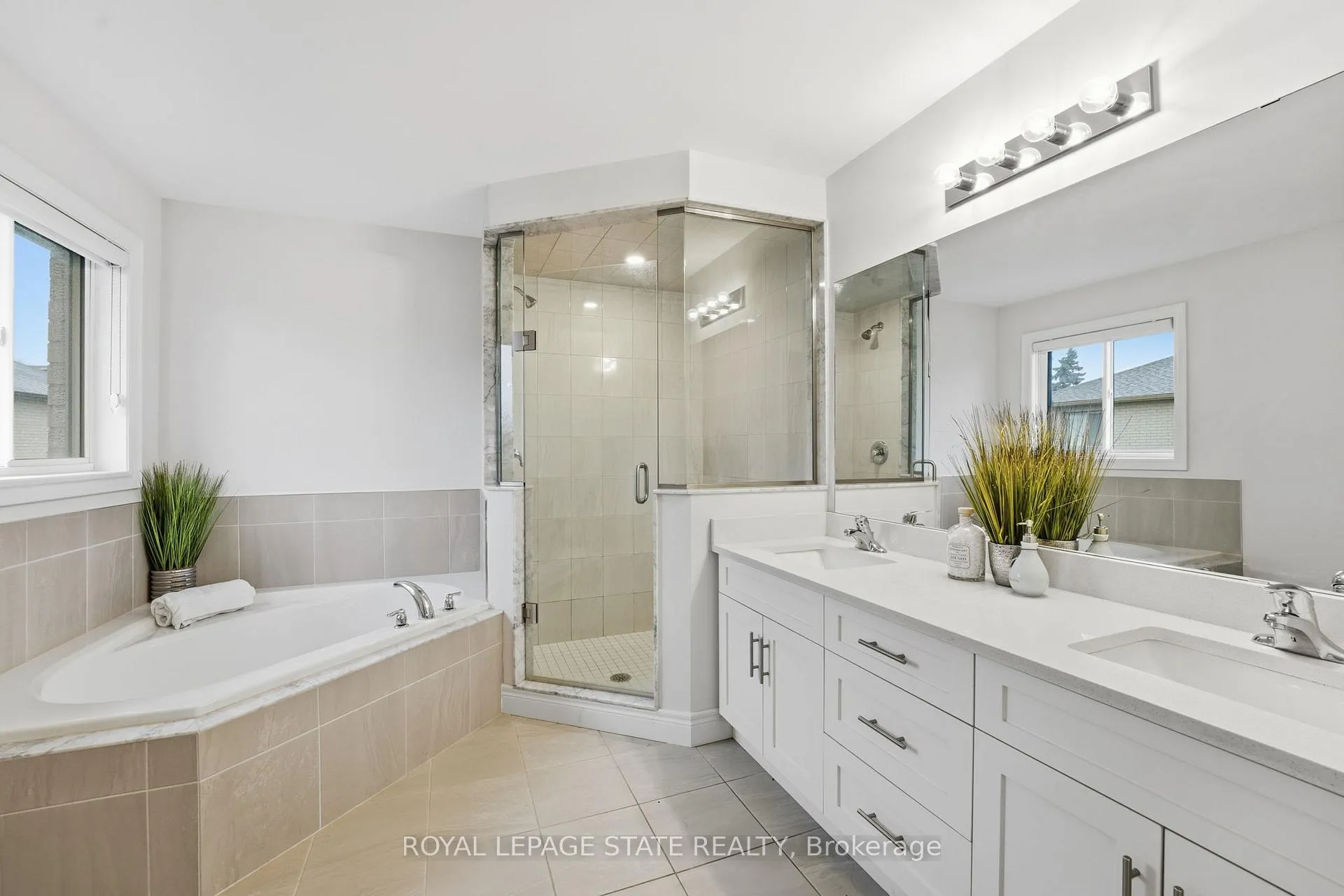 Photo 11 of 29 Roselawn Avenue, Hamilton, Ancaster — HOMEH