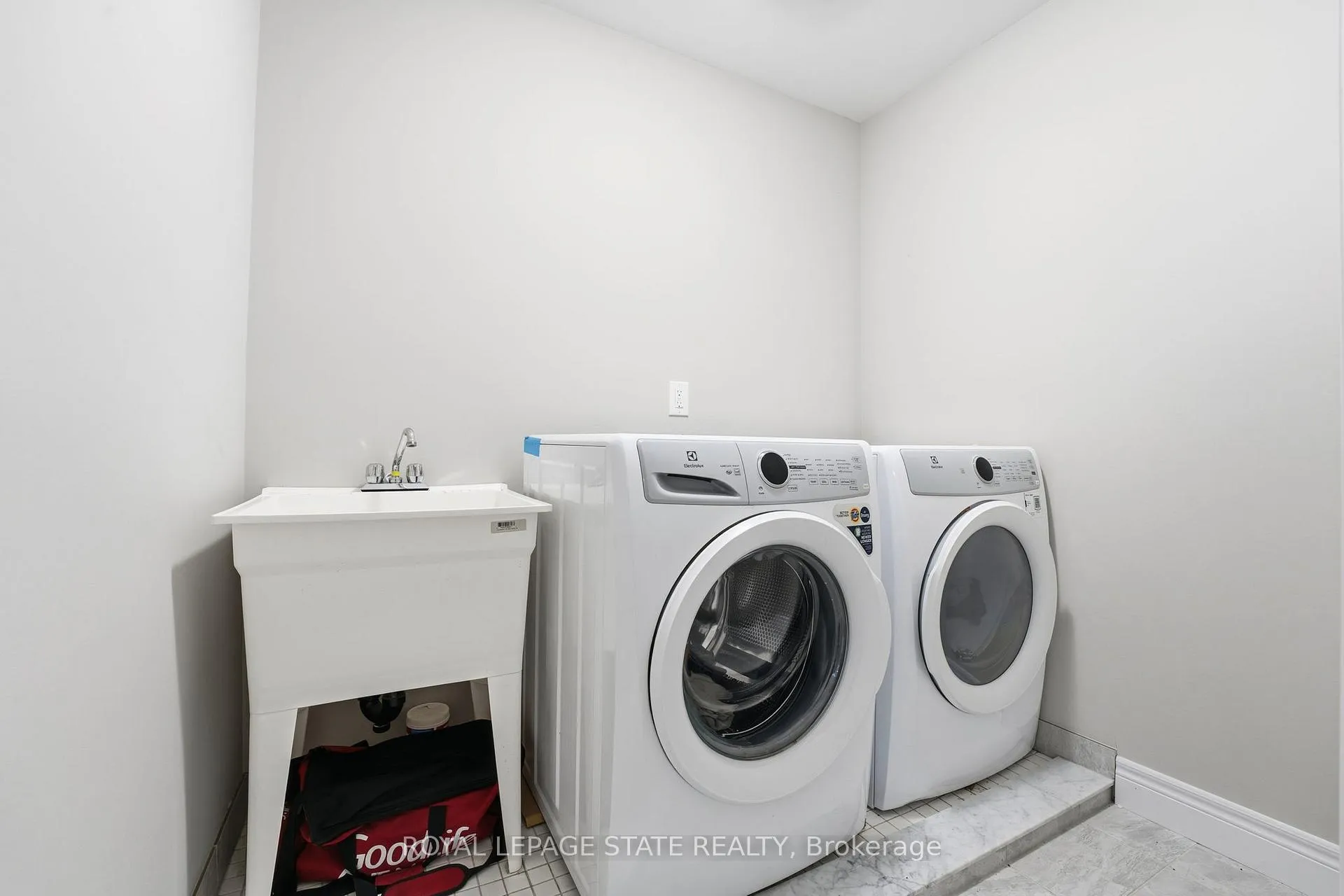 Photo 18 of 29 Roselawn Avenue, Hamilton, Ancaster — HOMEH