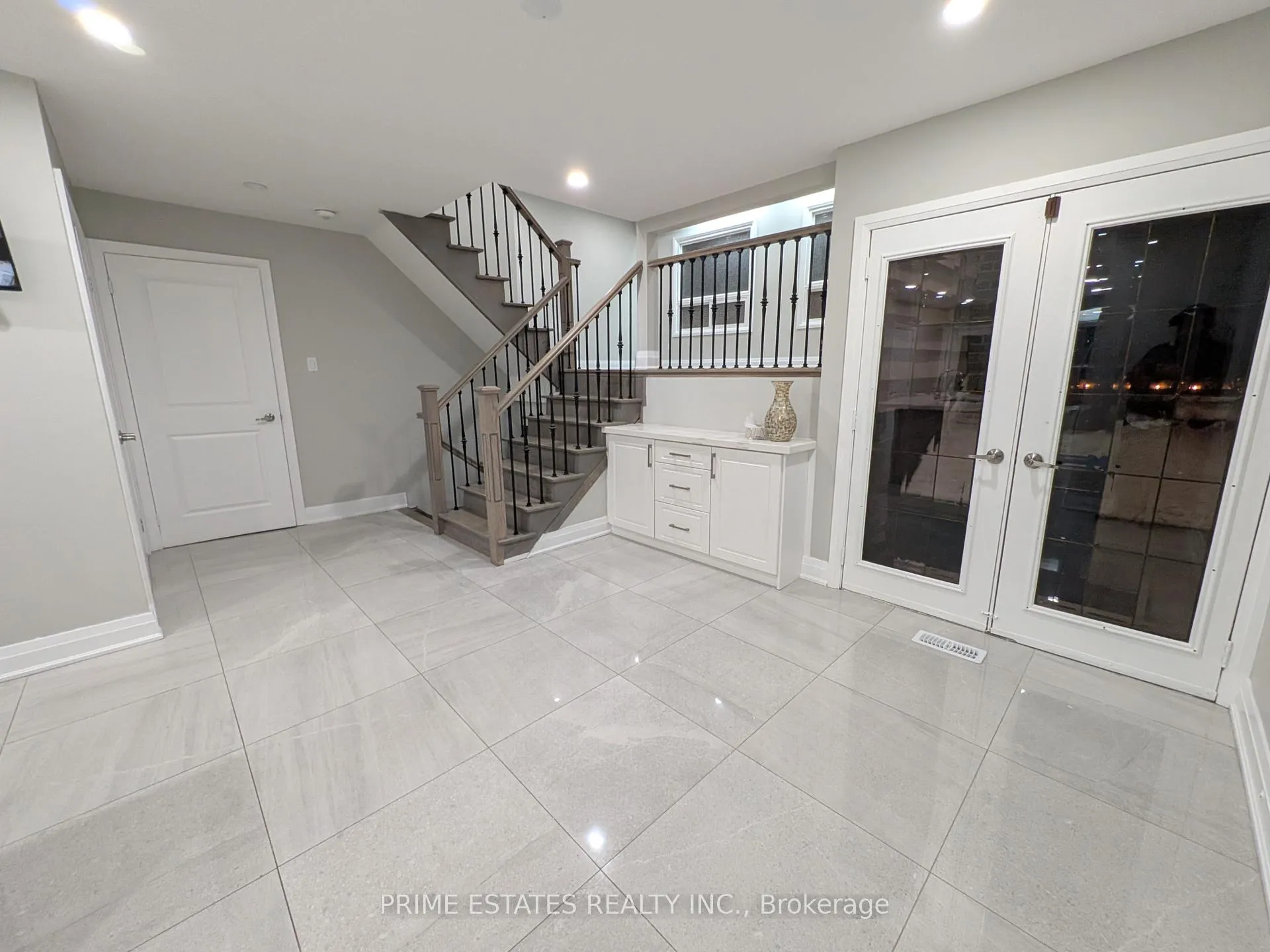 Photo 3 of 42 Gorsebrook Court, Brampton, Bram West — HOMEH