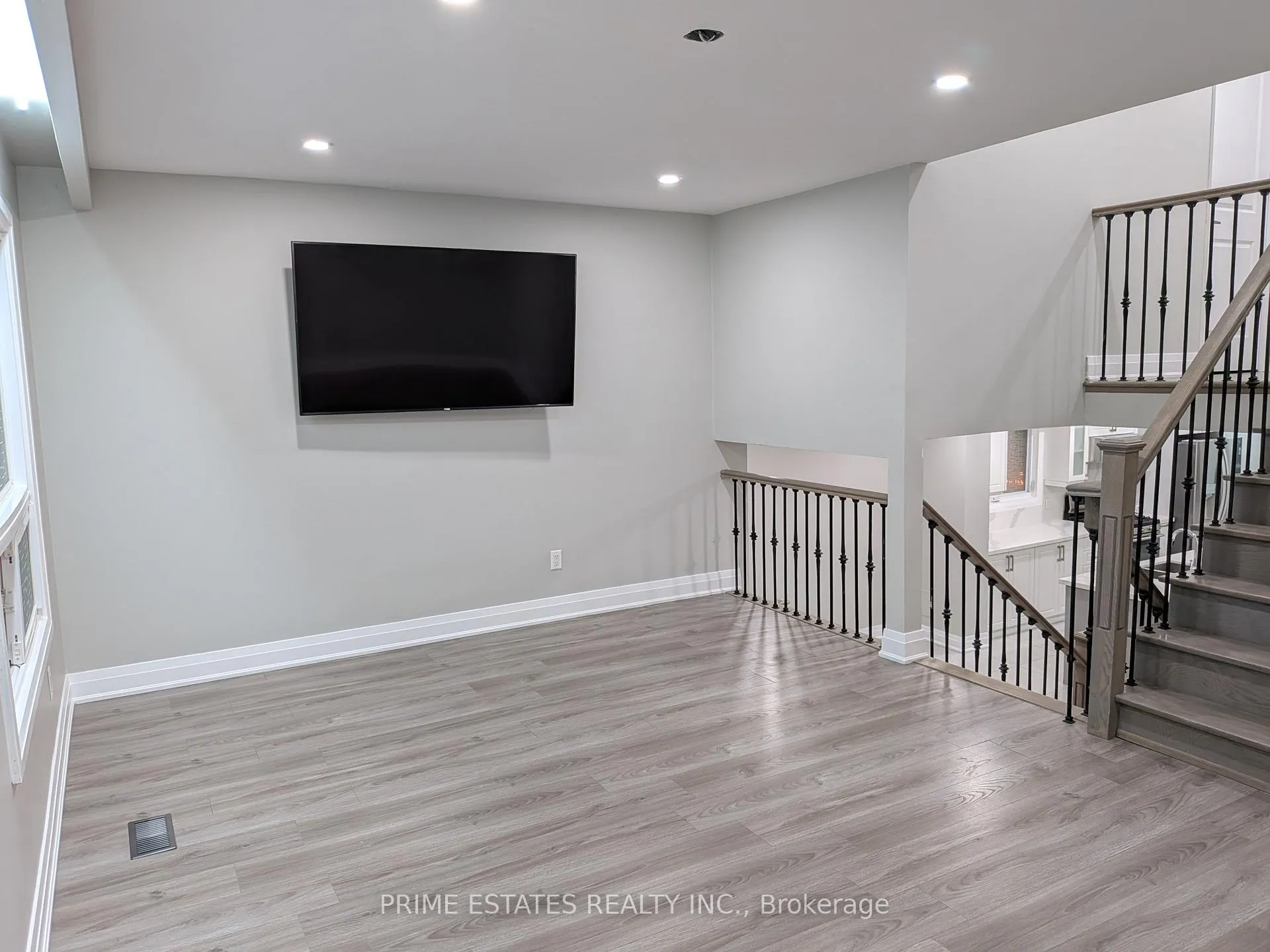 Photo 5 of 42 Gorsebrook Court, Brampton, Bram West — HOMEH