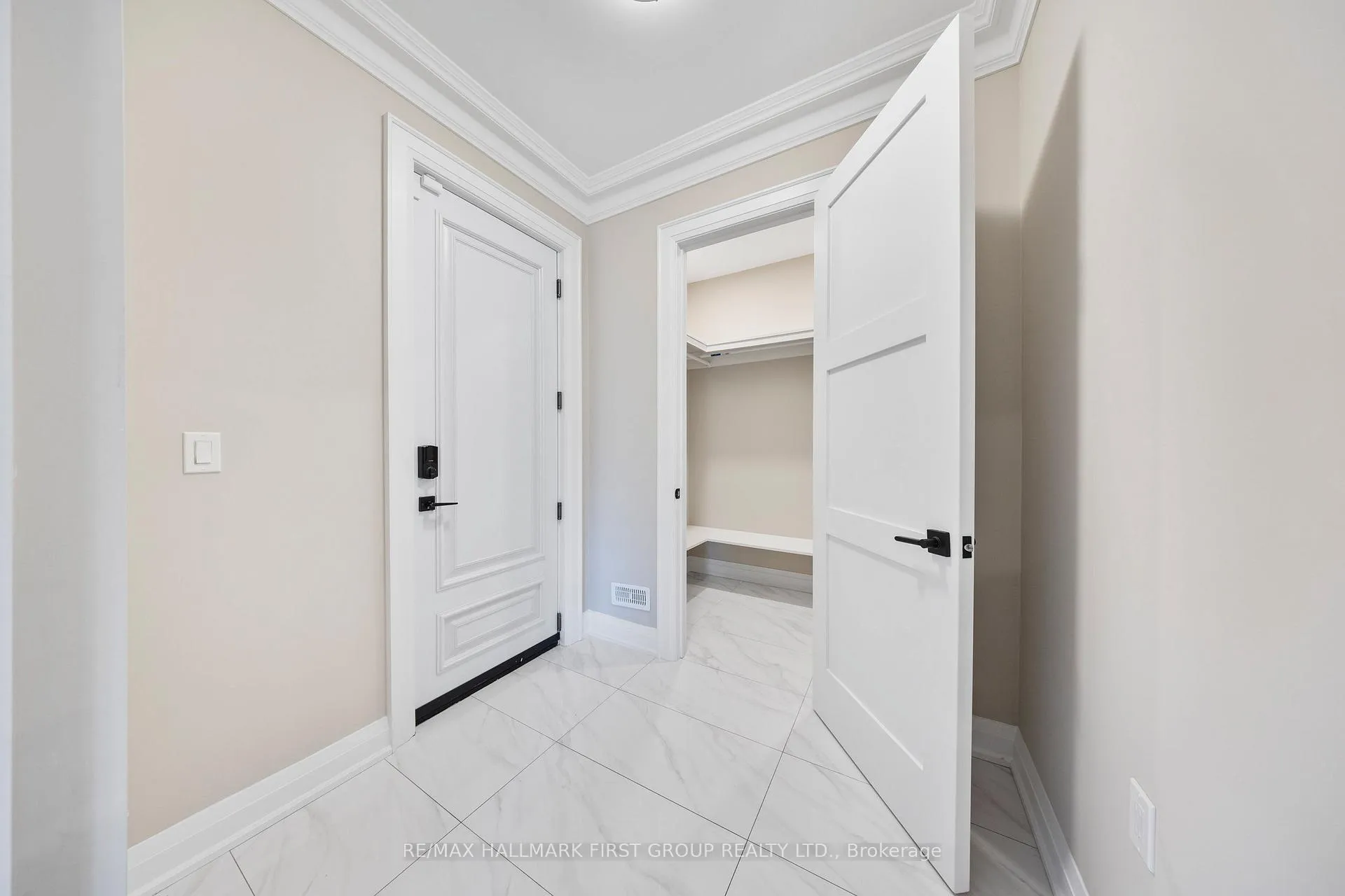Photo 4 of 732 Hillview Crescent, Pickering, West Shore — HOMEH