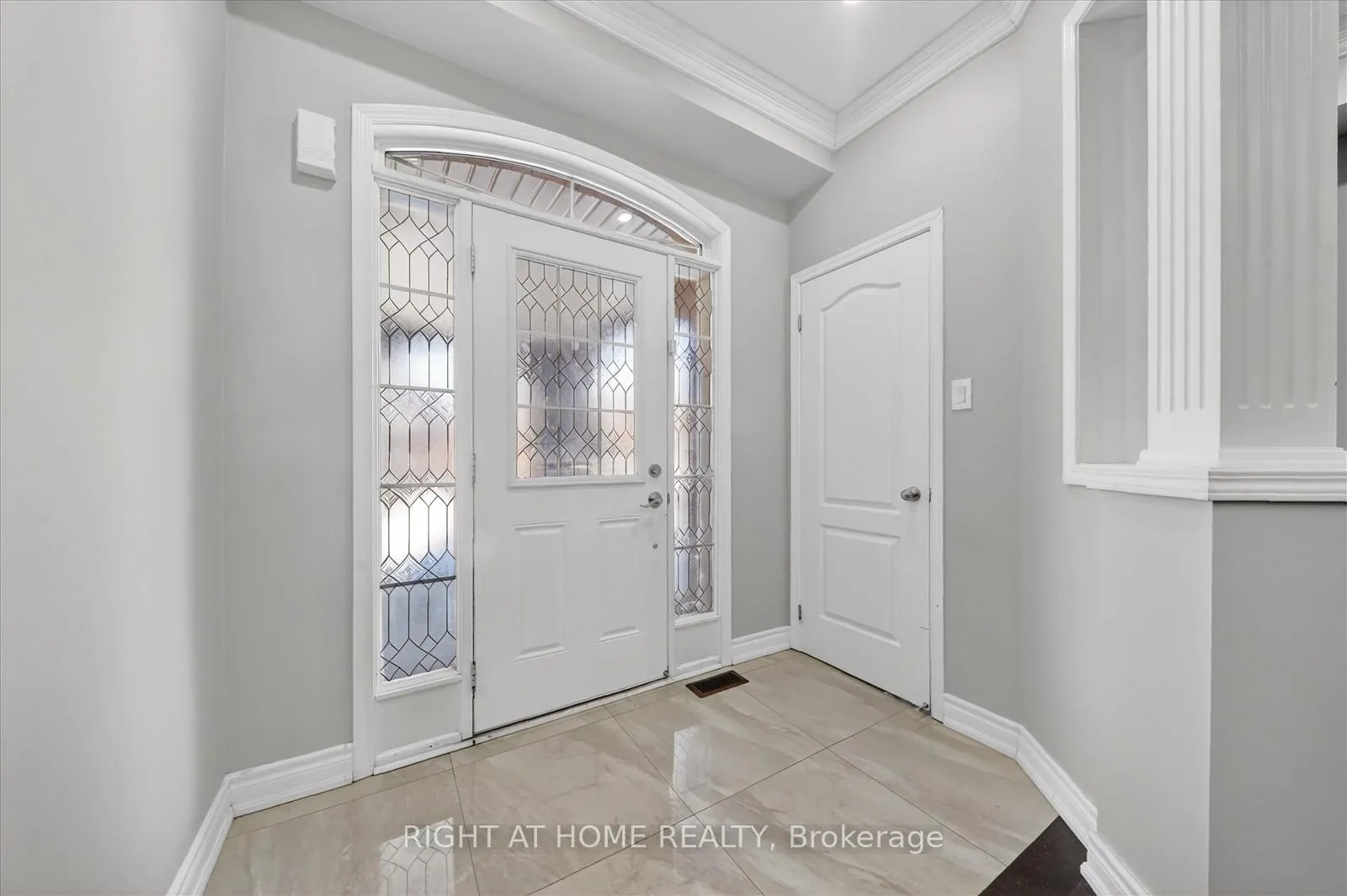 Photo 4 of 63 Henry Smith Avenue, Clarington, Bowmanville — HOMEH