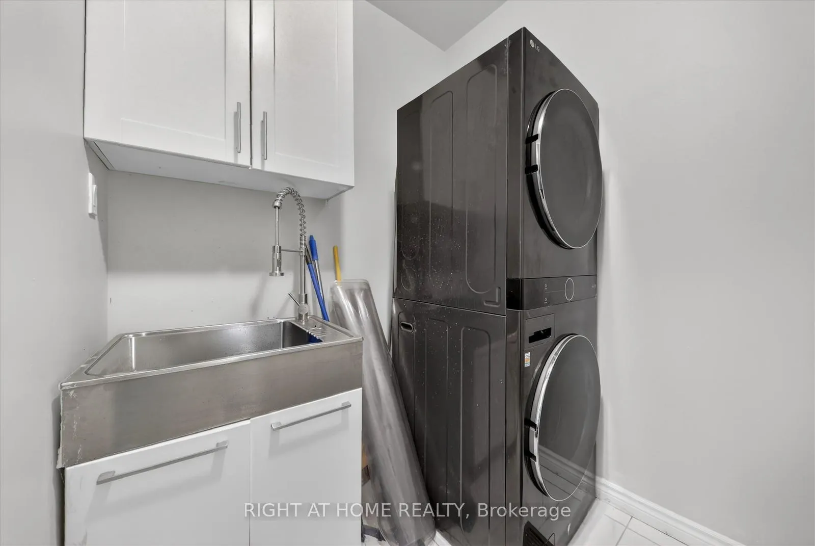 Photo 17 of 63 Henry Smith Avenue, Clarington, Bowmanville — HOMEH
