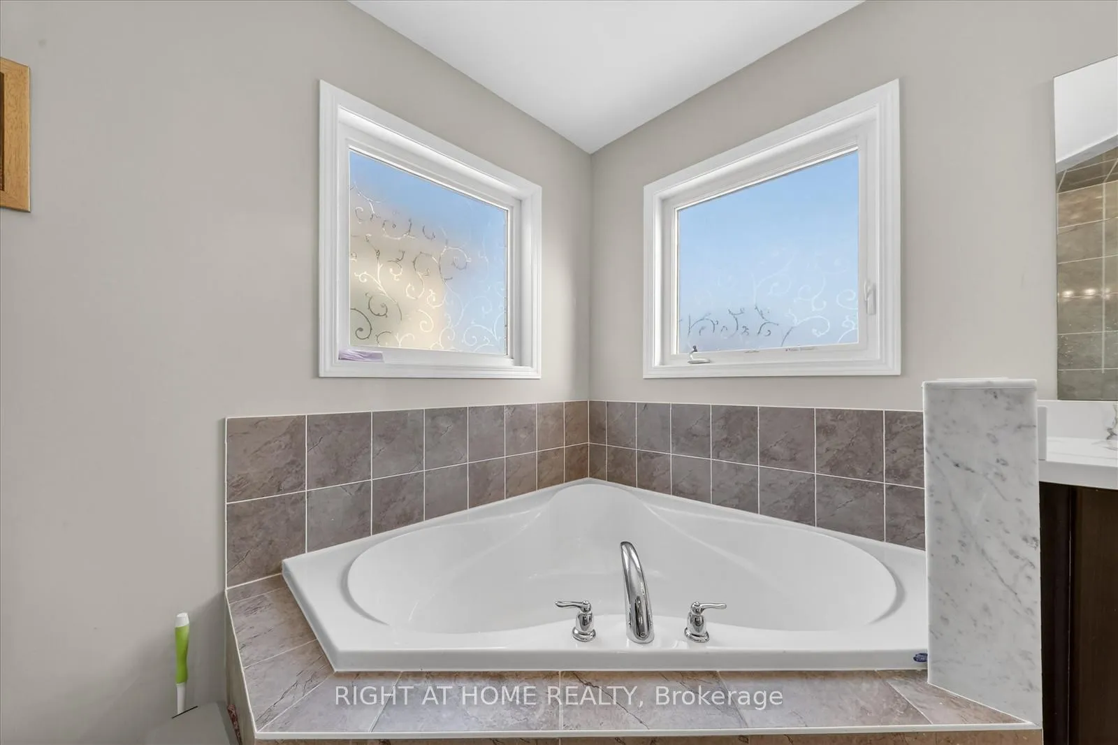 Photo 24 of 63 Henry Smith Avenue, Clarington, Bowmanville — HOMEH