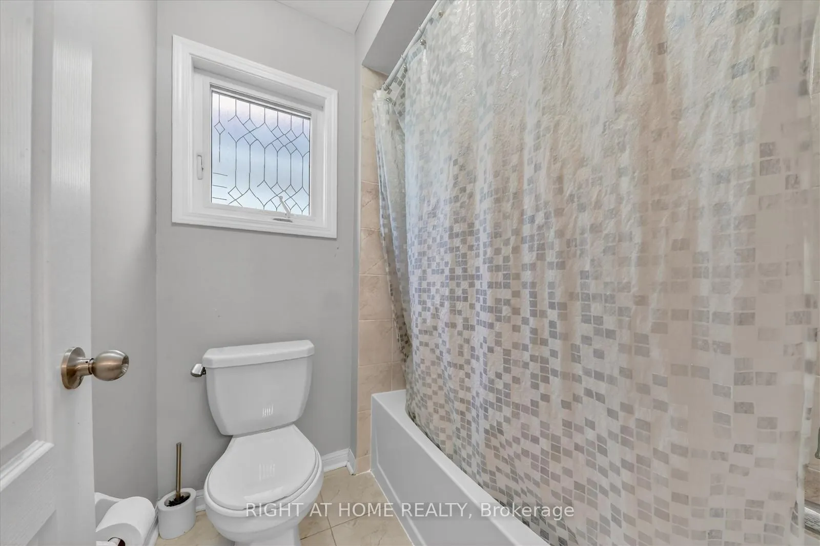 Photo 28 of 63 Henry Smith Avenue, Clarington, Bowmanville — HOMEH