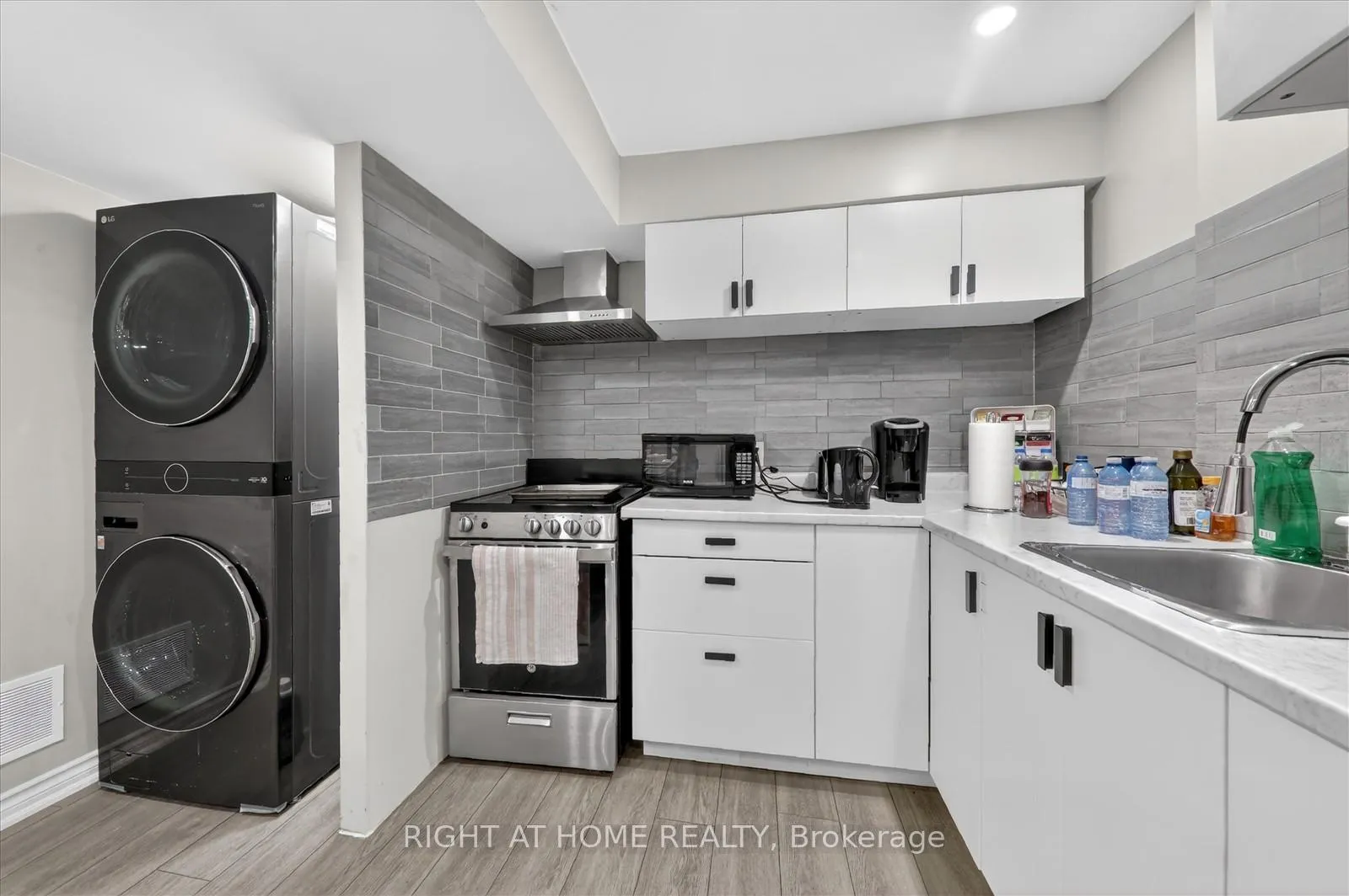 Photo 39 of 63 Henry Smith Avenue, Clarington, Bowmanville — HOMEH