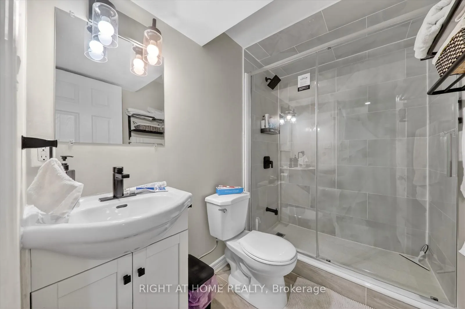 Photo 42 of 63 Henry Smith Avenue, Clarington, Bowmanville — HOMEH