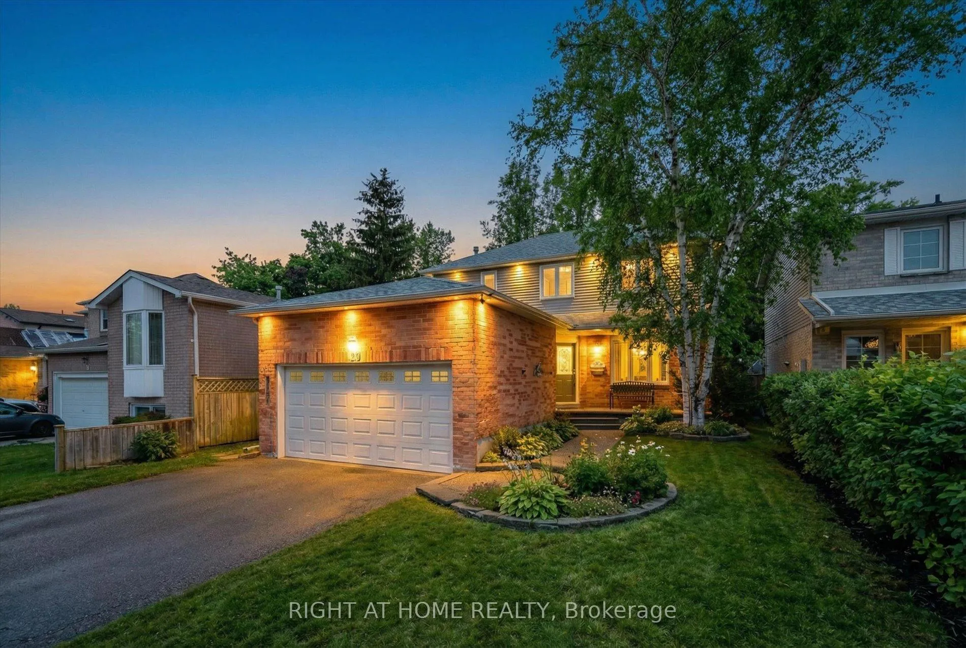 Photo 3 of 39 Devondale Street, Clarington, Courtice — HOMEH