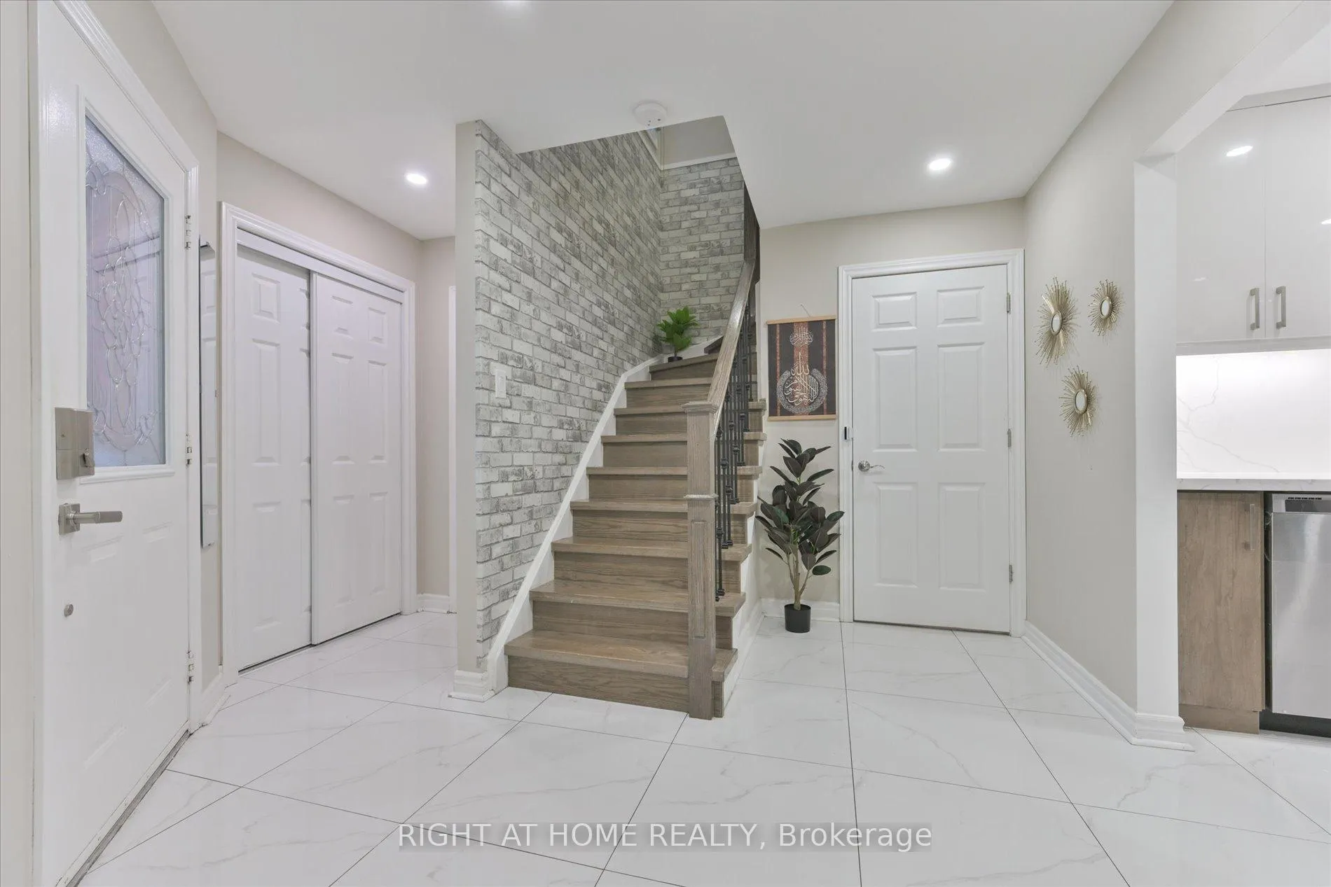 Photo 17 of 39 Devondale Street, Clarington, Courtice — HOMEH