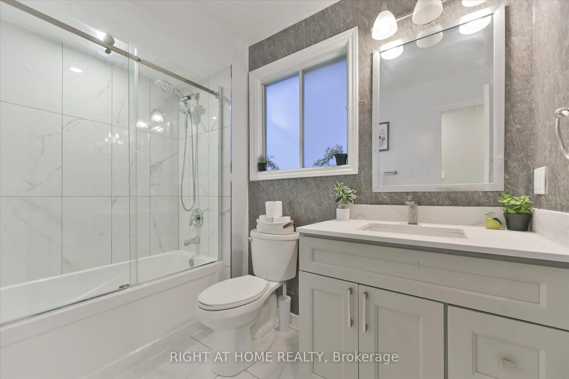 Photo 28 of 39 Devondale Street, Clarington, Courtice — HOMEH