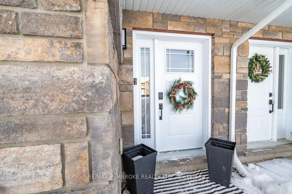 Photo 3 of 11 William Thomas Drive, Petawawa — HOMEH