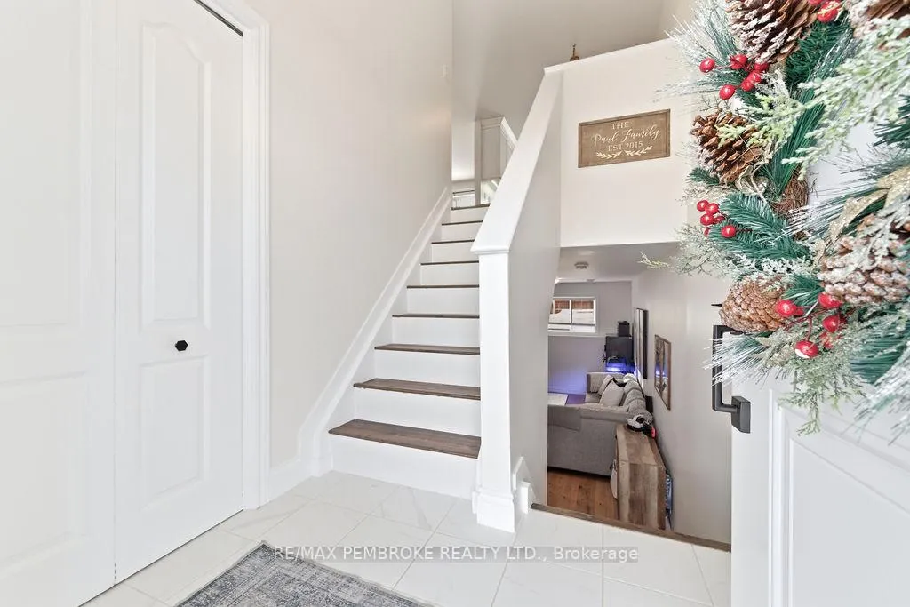 Photo 4 of 11 William Thomas Drive, Petawawa — HOMEH