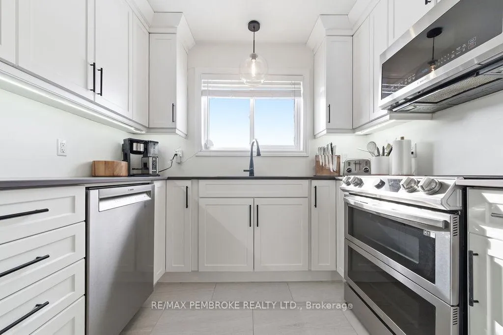 Photo 12 of 11 William Thomas Drive, Petawawa — HOMEH