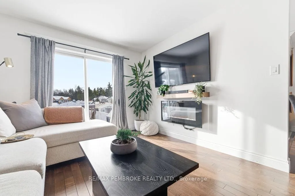 Photo 17 of 11 William Thomas Drive, Petawawa — HOMEH