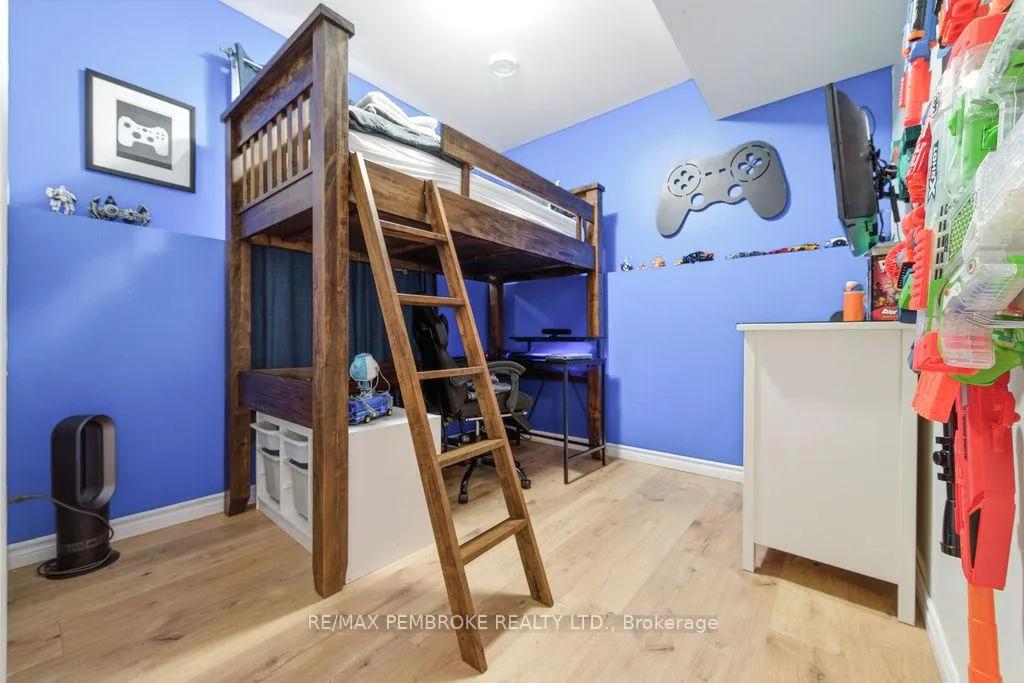 Photo 21 of 11 William Thomas Drive, Petawawa — HOMEH
