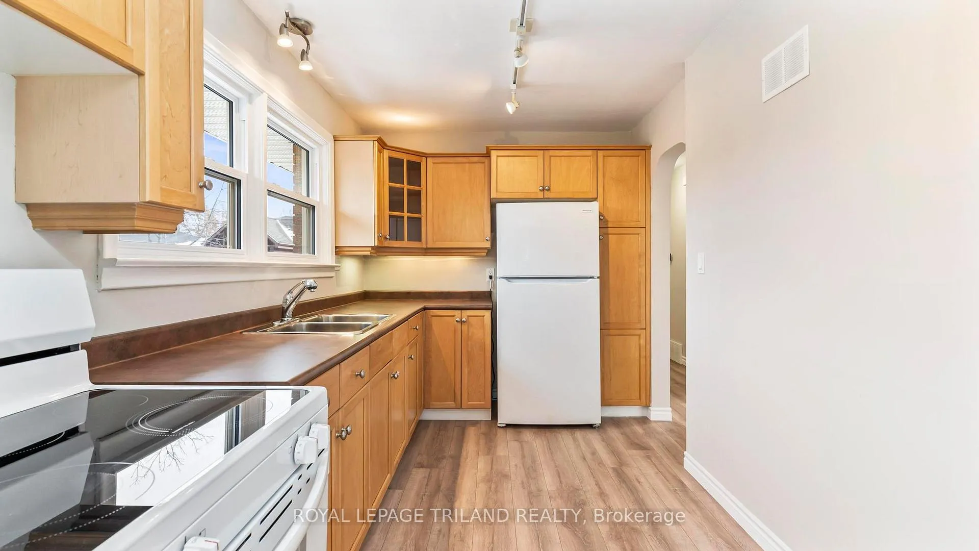 Photo 10 of 374 Elm Street, St. Thomas — HOMEH