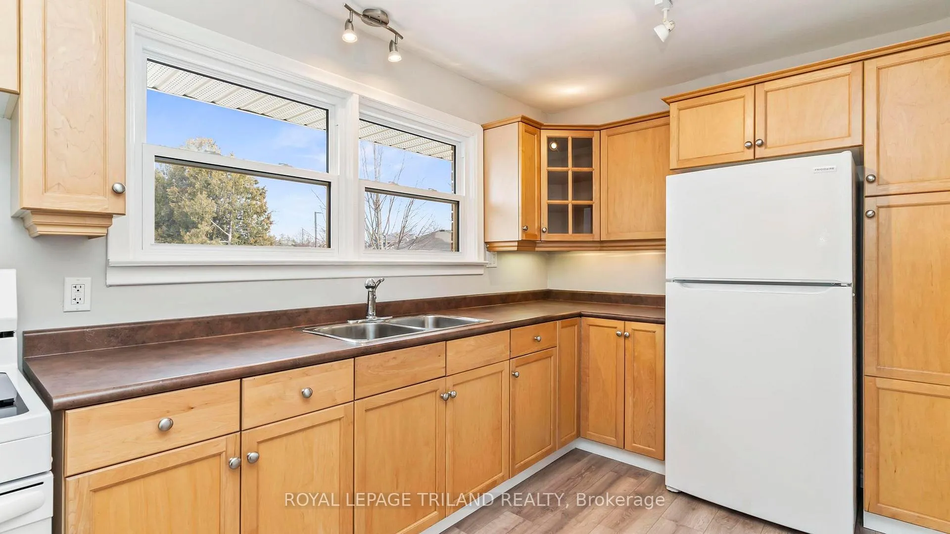 Photo 11 of 374 Elm Street, St. Thomas — HOMEH