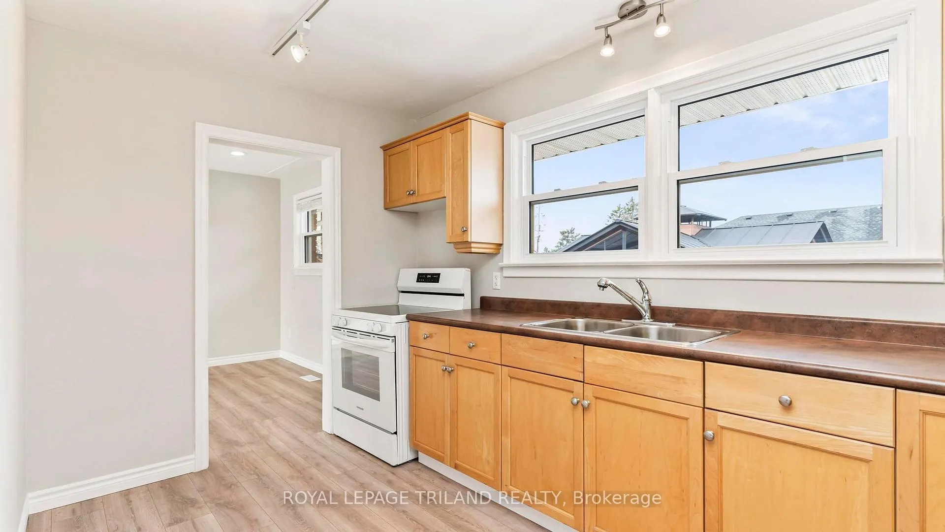 Photo 12 of 374 Elm Street, St. Thomas — HOMEH