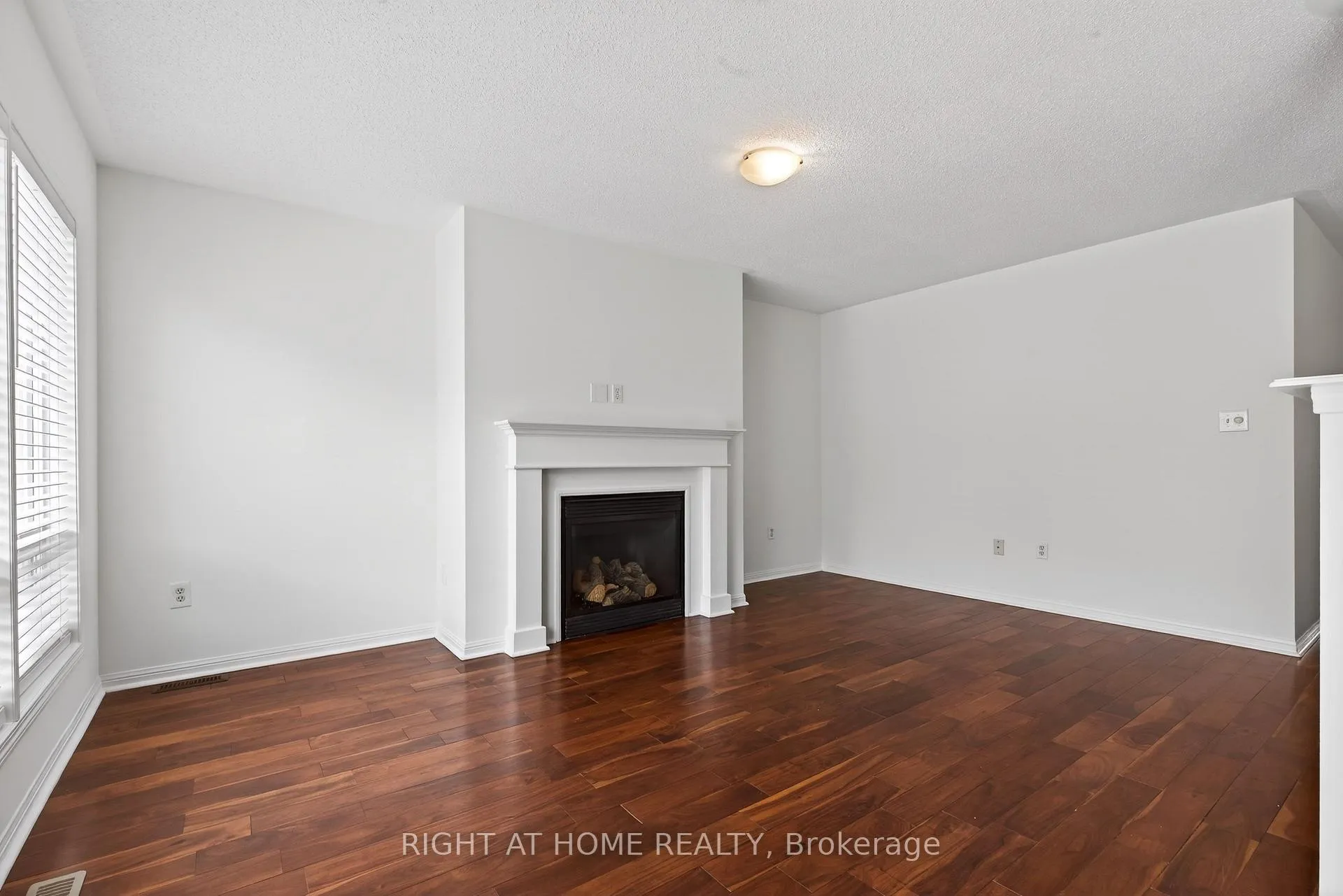 Photo 12 of 4063 Donnic Drive, Burlington, Alton — HOMEH